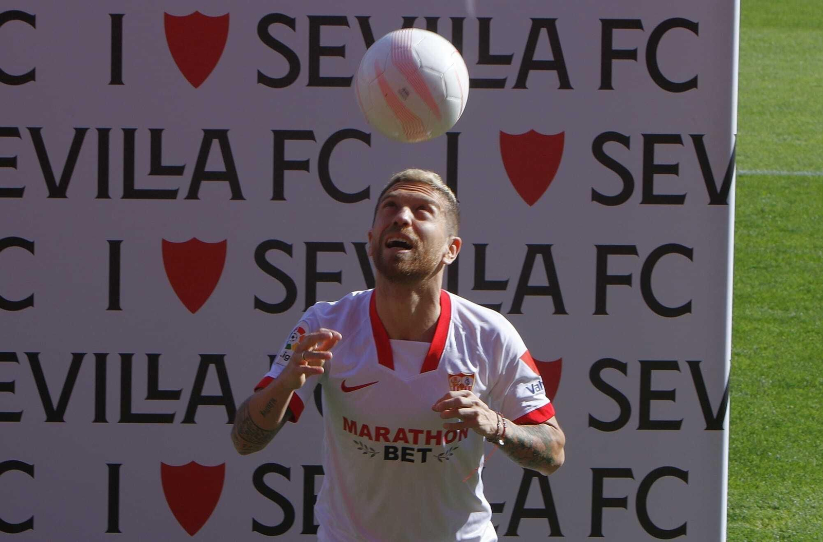 Papu Gómez cabecea un balón durante su presentación ante los gráficos.