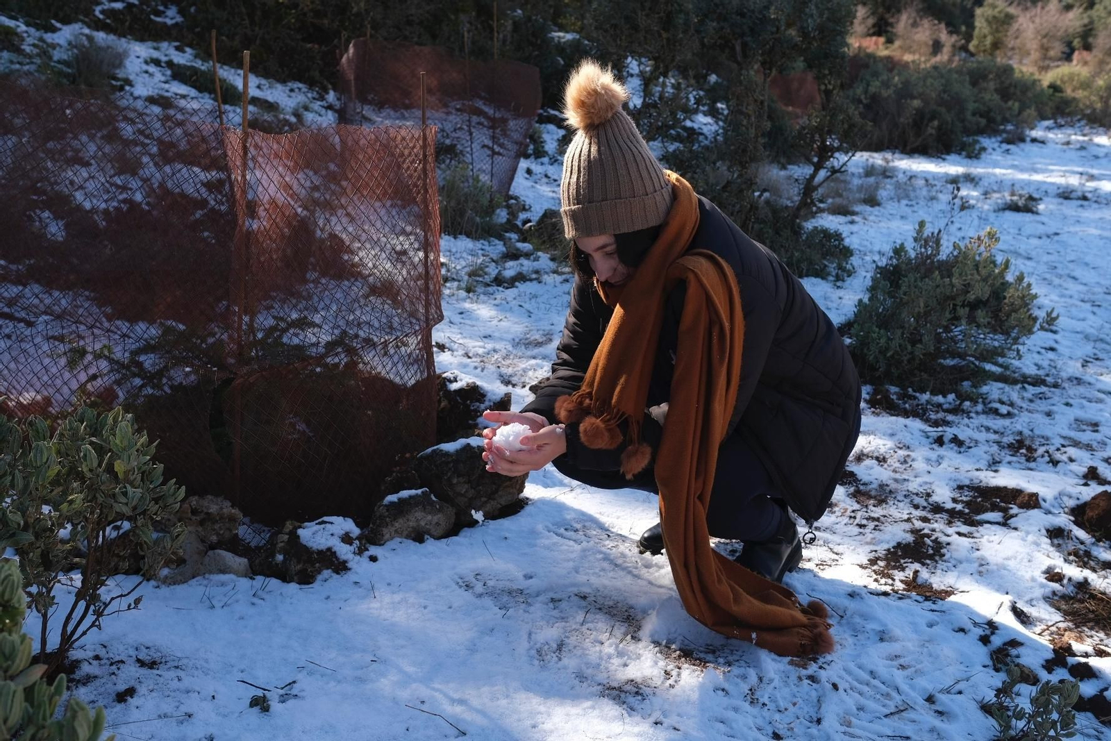 Gente jugando en Conejeras, entrada del Parque Nacional de Sierra de las Nieves.
