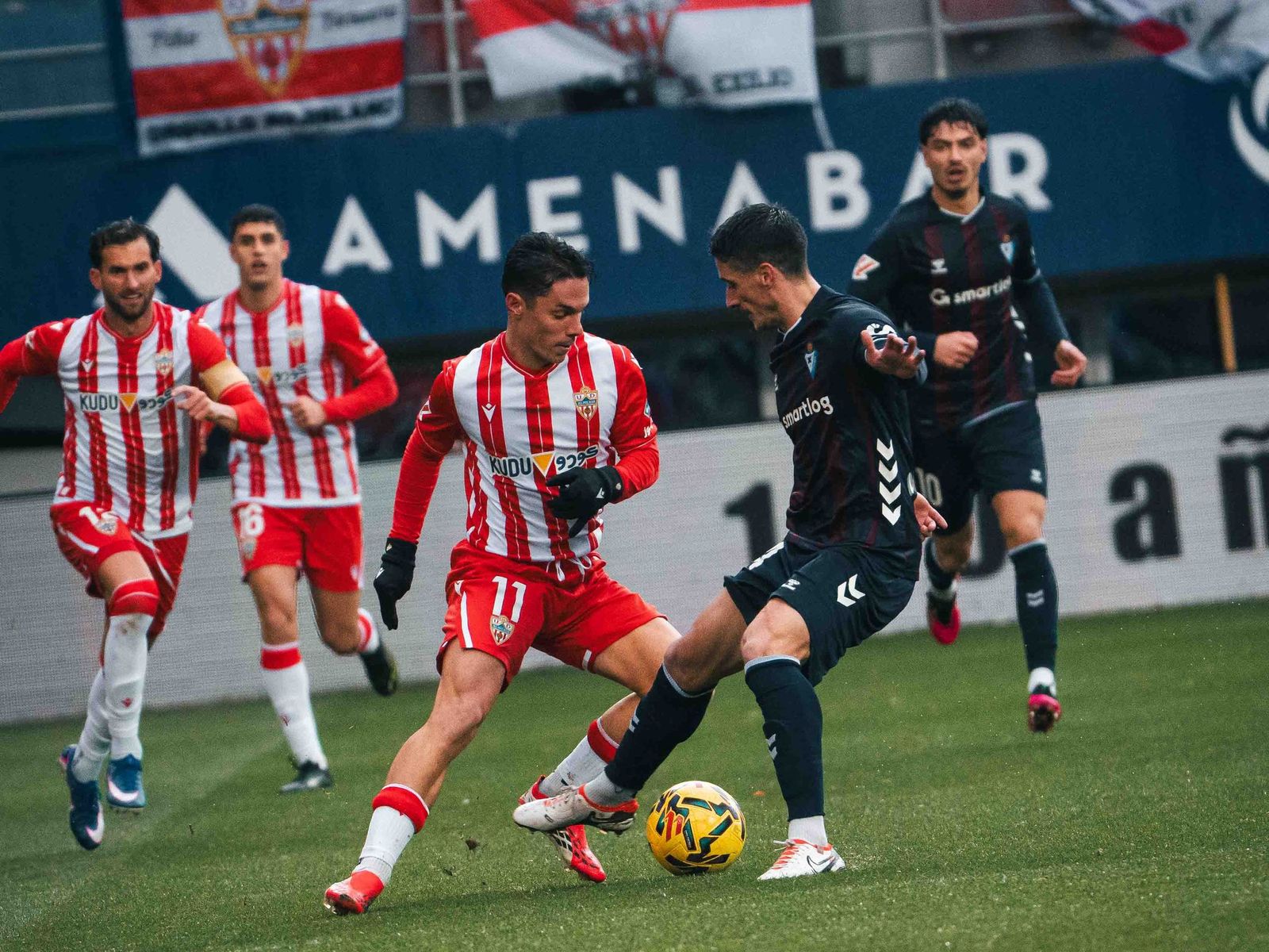 El partido se jugó bajo una incesante cortina de lluvia, que por momentos fue aguanieve