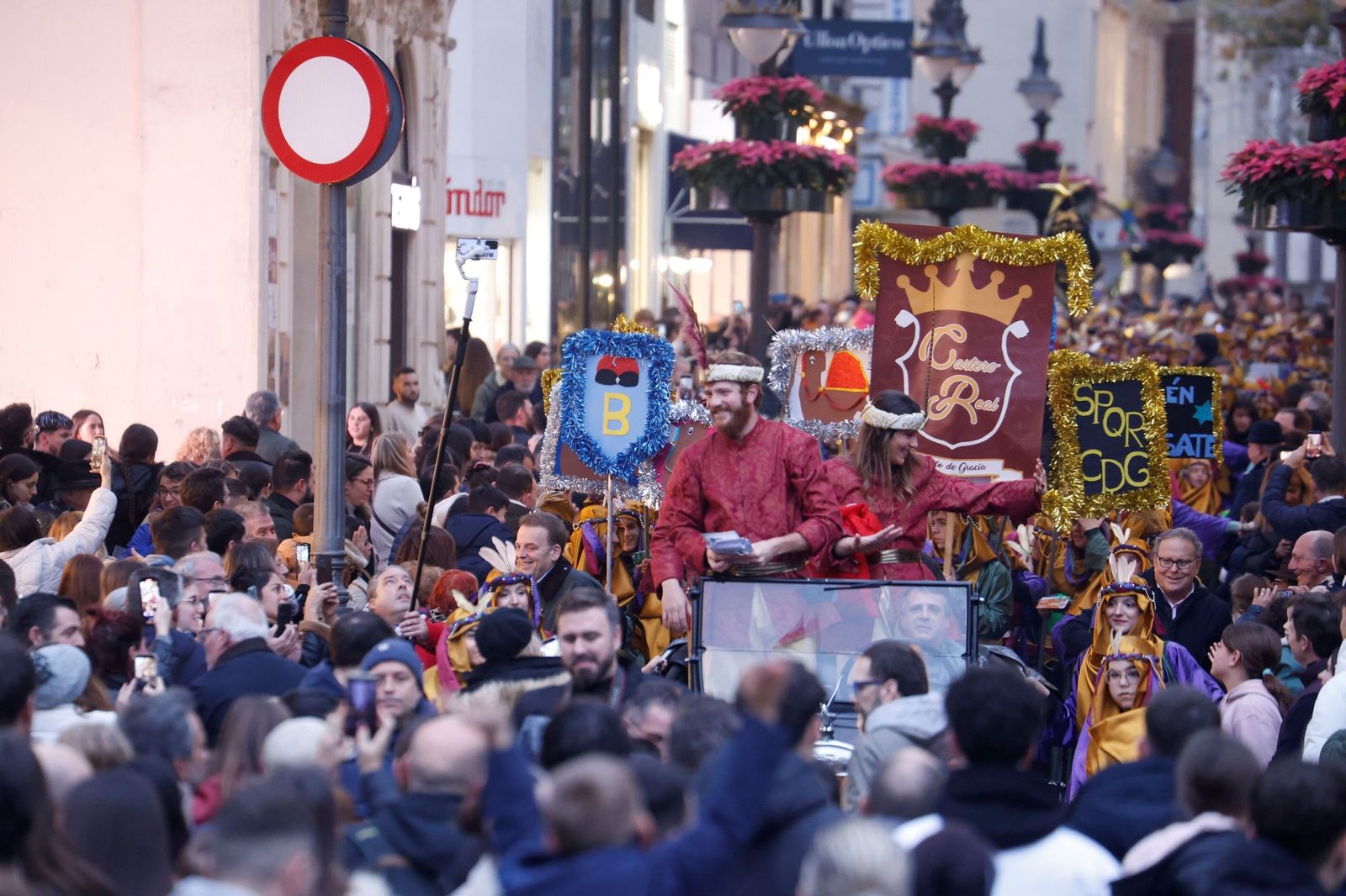 El Cartero Real llena de ilusión el Centro de Córdoba, en imágenes