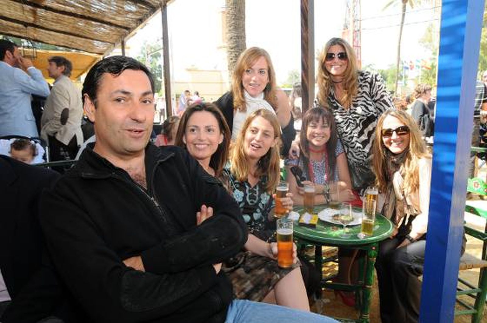 Diego Joly con Carmen Moreno, Ángela Benavente, Sonia Viloca, Macarena Rubio, María José Ramírez y Luisa Mendizábal.

Foto: Manuel Mateo
