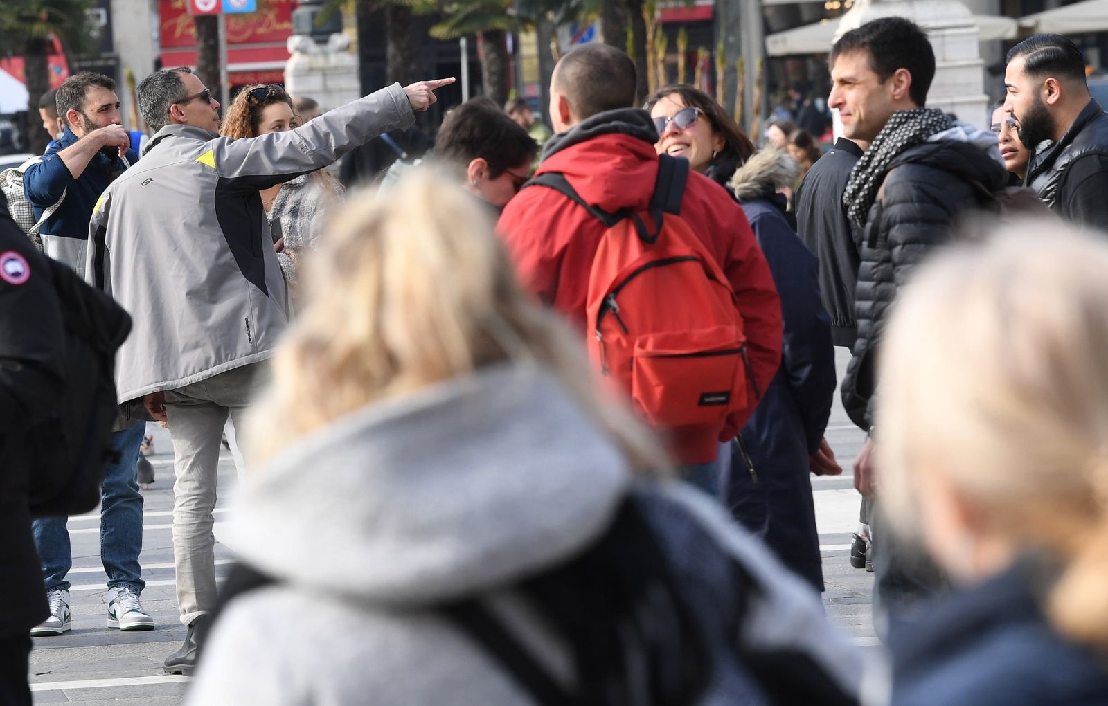 Gente caminando sin mascarilla en Milán en el primer día sin obligación de llevarla en exteriores