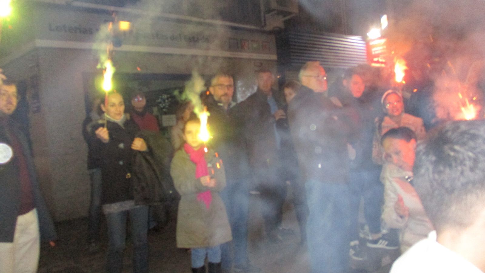 Ante la prohibición de lanzar los cohetes, los fieles se conforman con encender bengalas.