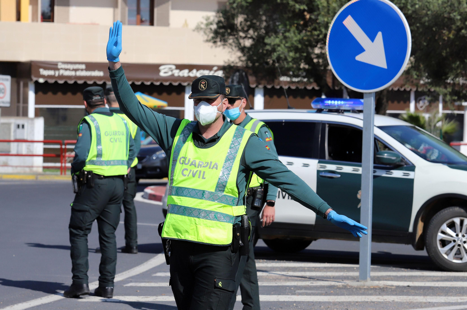 Imágenes de la Guardia Civil haciendo controles en Corrales para hacer cumplir el confinamiento