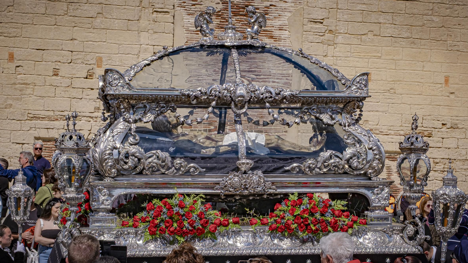 Imágenes de la salida de Santo Entierro en la Semana Santa de Cádiz 2025