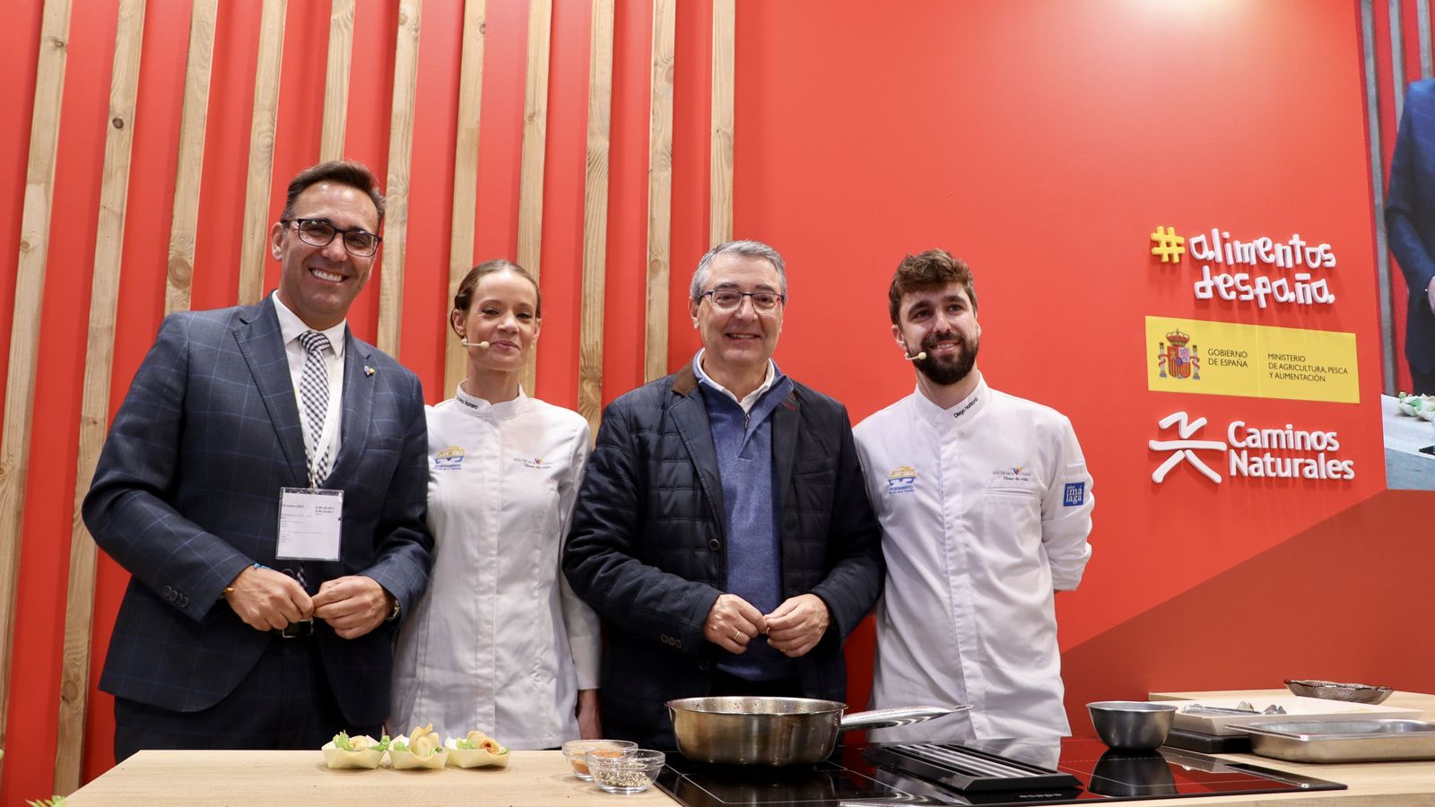 El alcalde de Rincón de la Victoria, junto a los cocineros y el concejal de Turismo.