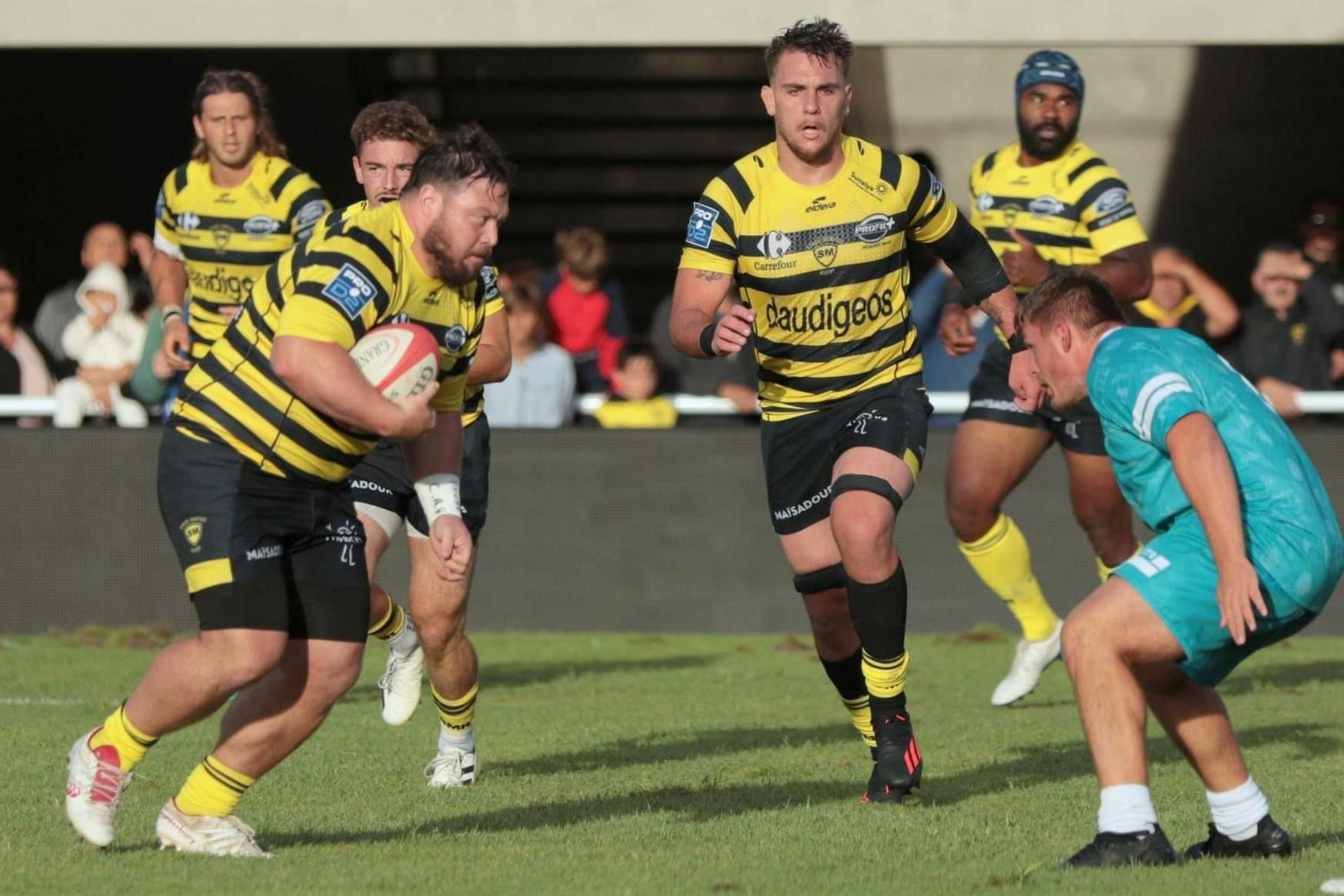 Mariano Filomeno percute con el oval protegido.