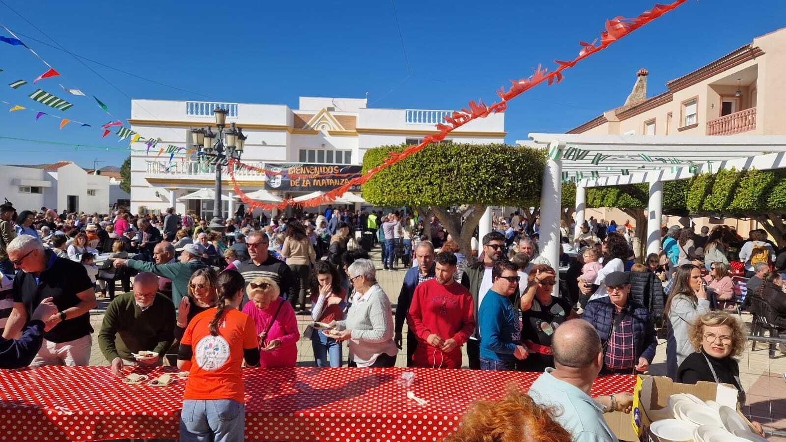 La plaza de la barriada de Aljariz-La Huerta ha estado repleta de gente.