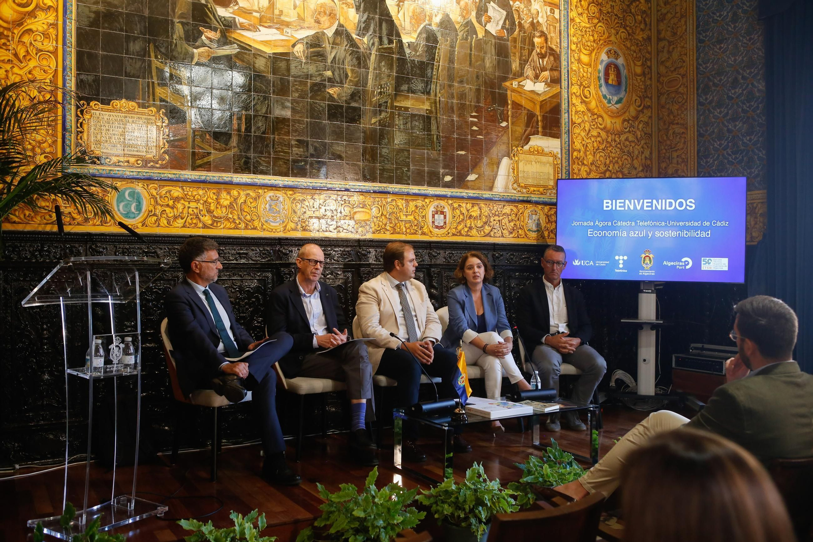 Fotos de la mesa redonda sobre economía azul y sostenibilidad, de las Cátedras Telefónica y la UCA