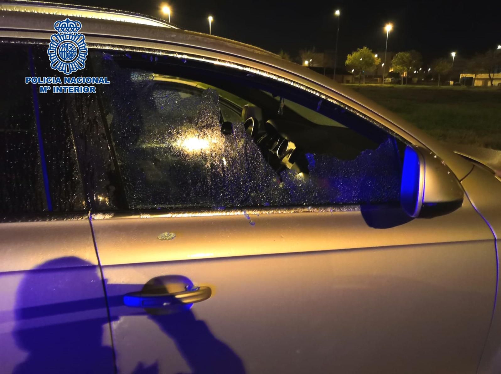 Uno de los coches en cuyo interior se robó en la zona de la Laguna de Torrox.