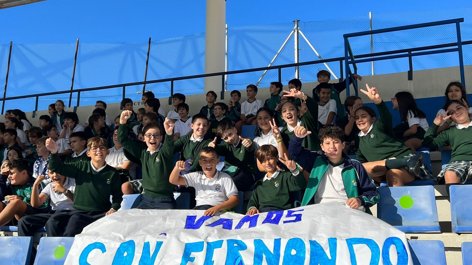 Alumnos de colegios de La Isla acudieron a ver al San Fernando CD.