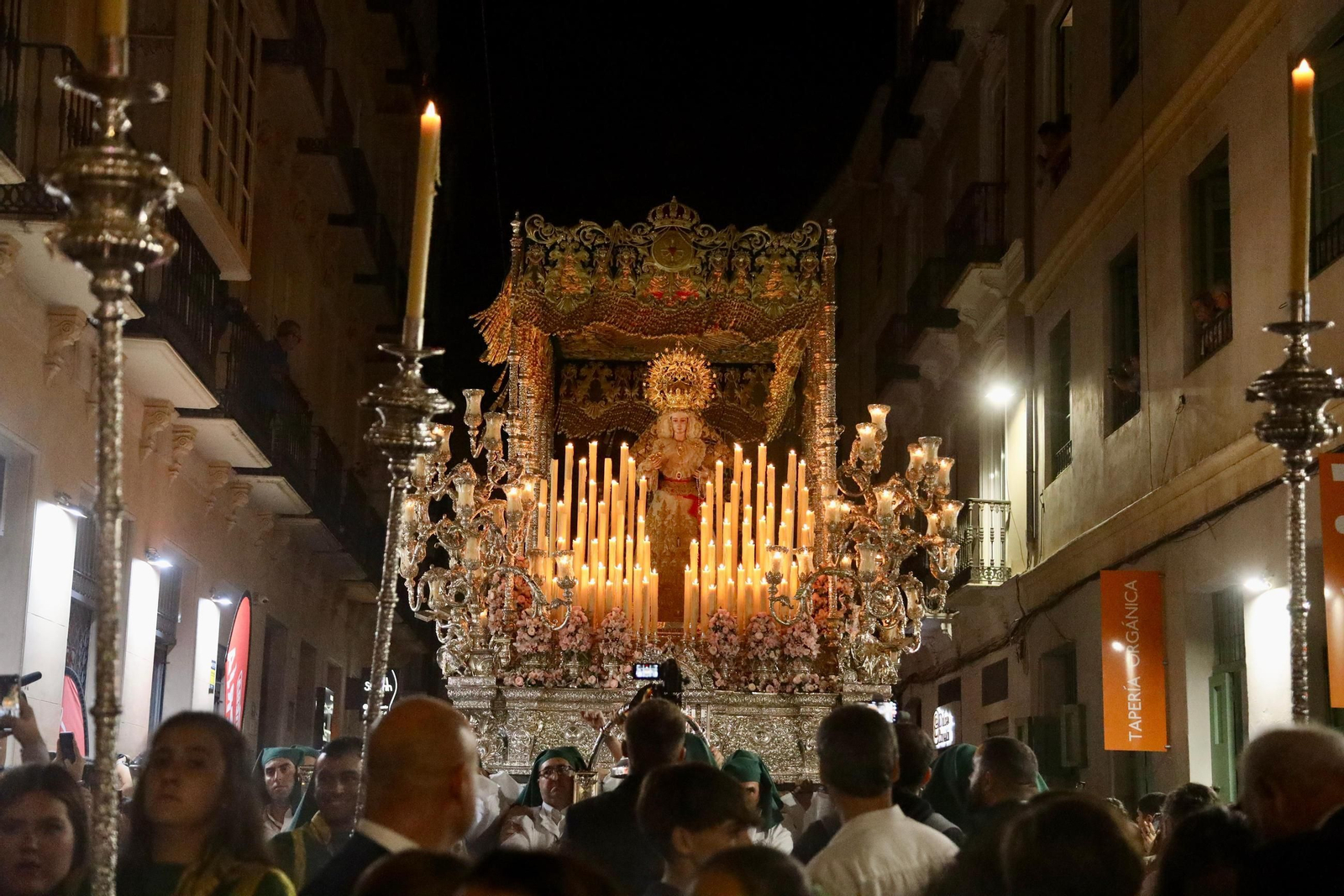 La Virgen de Gracia y Esperanza durante su recorrido.
