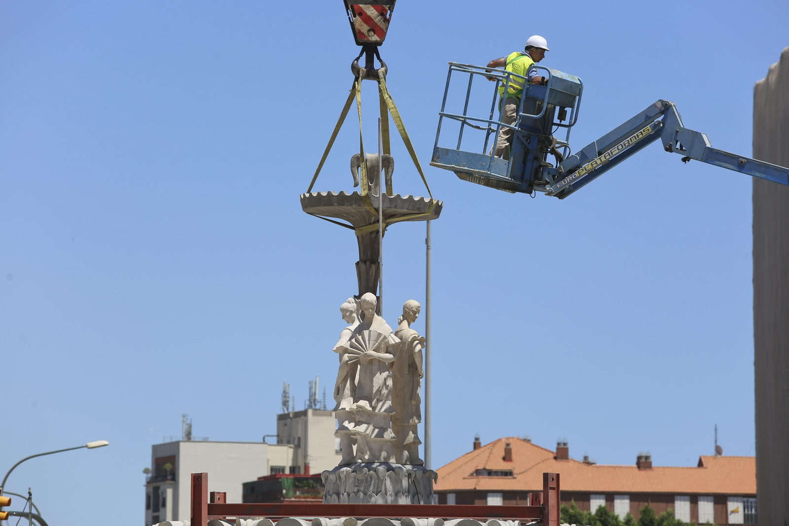 Fotos de la fuente de las Tres Gitanillas, que ya luce en la Avenida de Andalucía de Málaga
