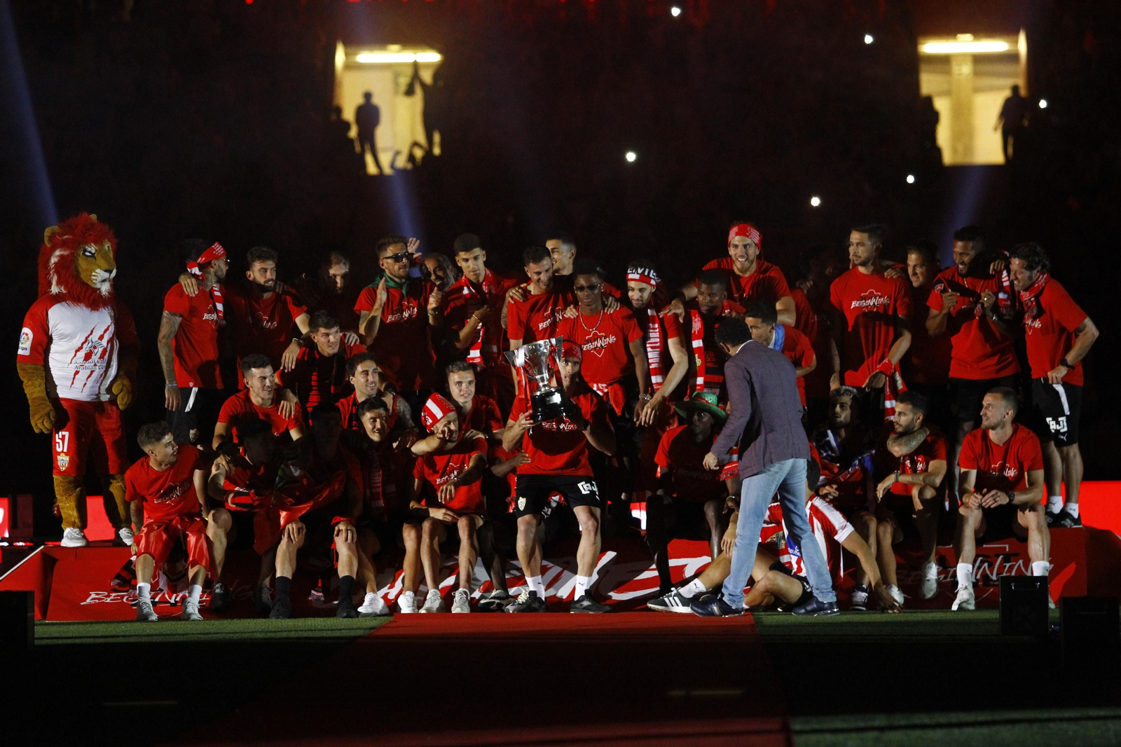 Las imágenes de la fiesta del ascenso de la U.D. Almería en el Estadio Mediterráneo.