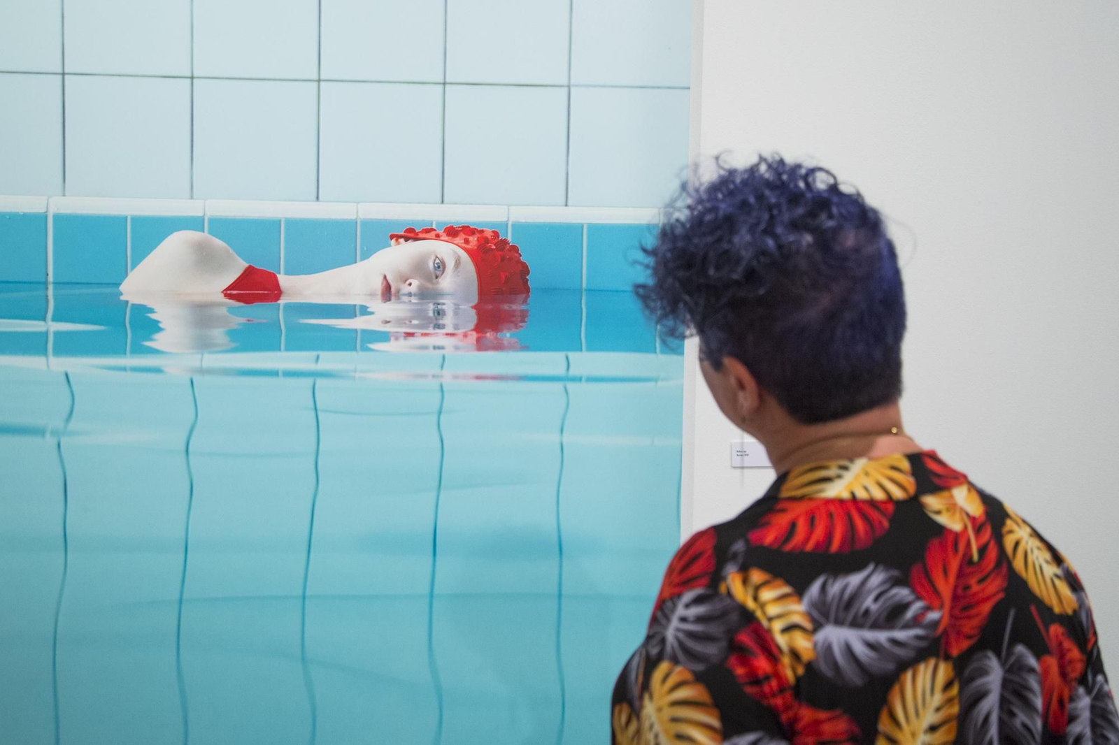 Una de las fotografías de nadadoras de María Svarbova expuesta en La Térmica.