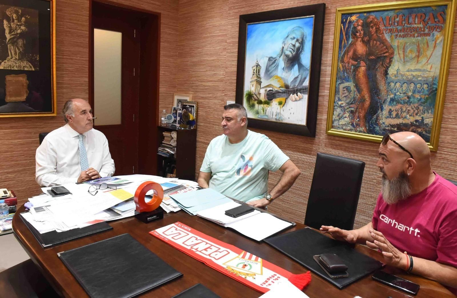 Los familiares de Jonathan Osorio con José Ignacio Landaluce, alcalde de Algeciras.