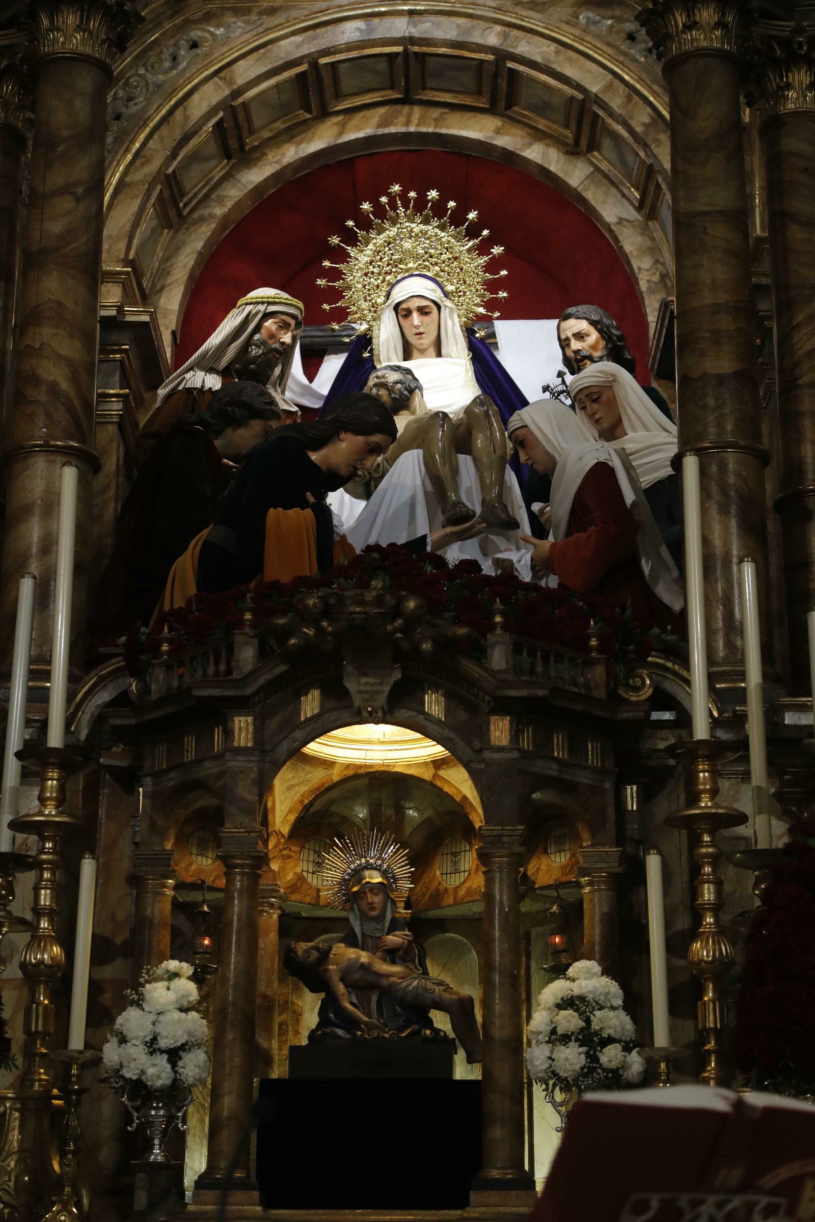 Las imágenes de la Sagrada Mortaja entronizadas en el altar mayor del ex convento de la Paz.