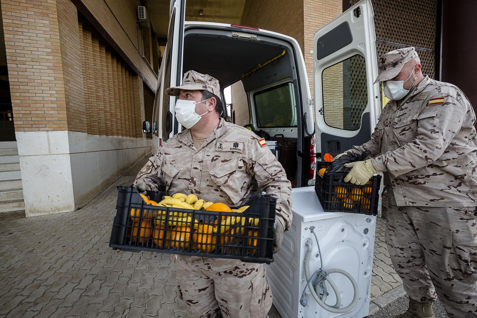 Personal militar lleva alimentos al centro para personas sin hogar habilitado por el Ayuntamiento