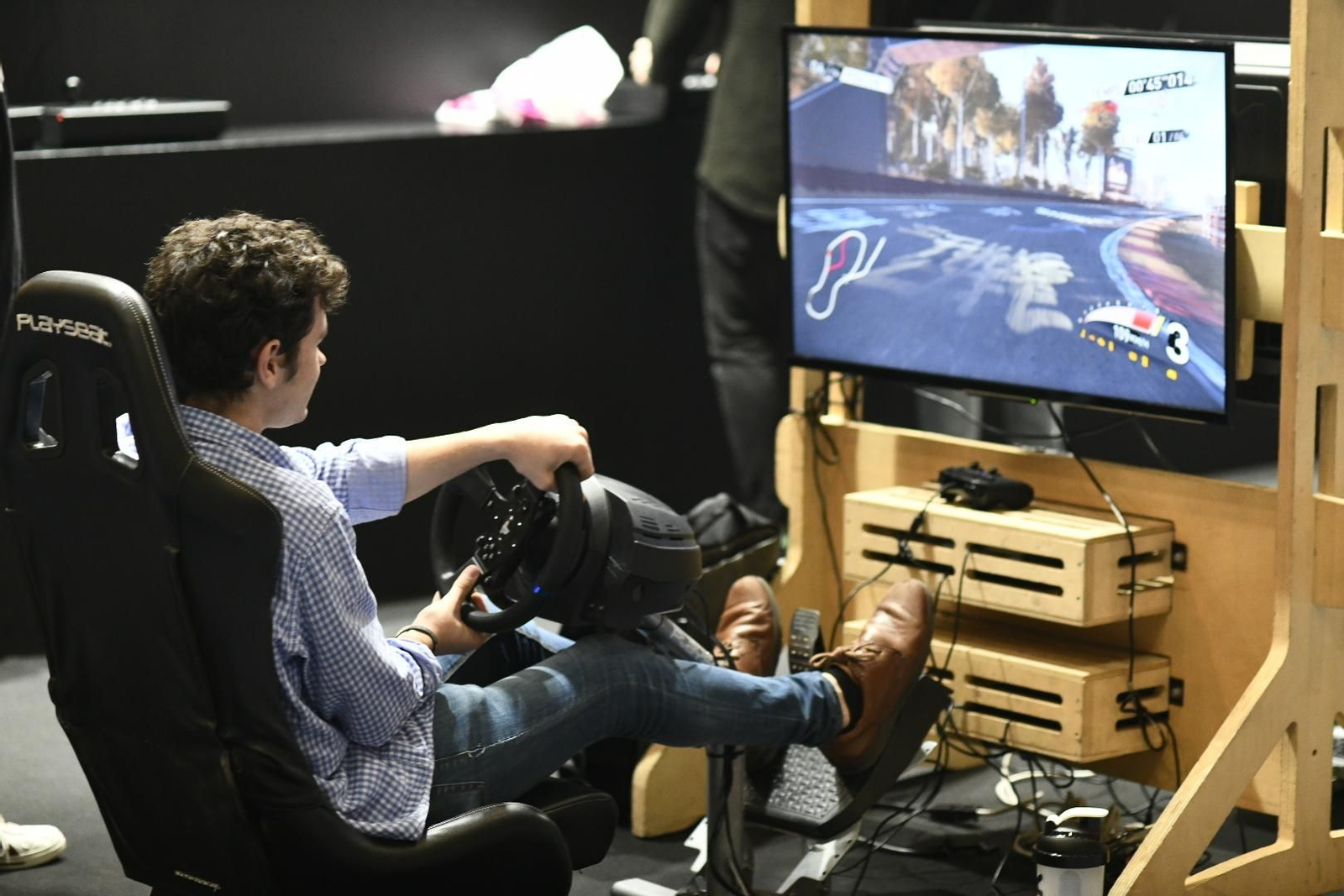 Un jugador prueba el juego 'GT'