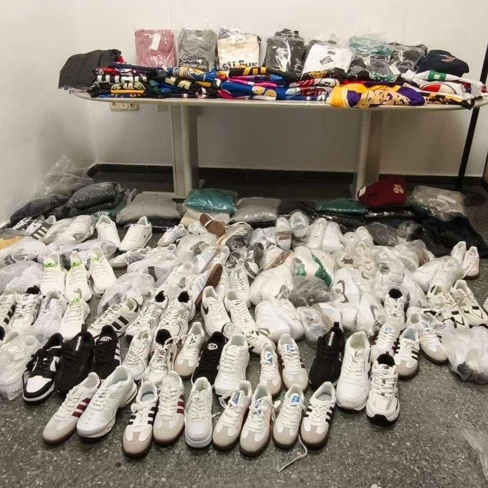 Artículos decomisados en el Paseo Marítimo de Valdelagrana.