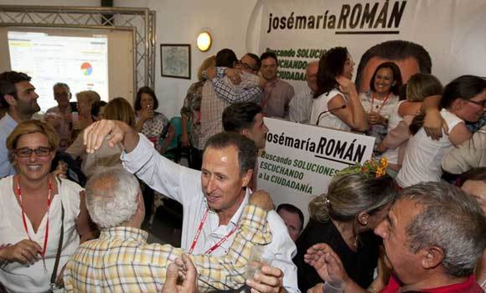 José María Román y su equipo celebran su triunfo. /Román Ríos