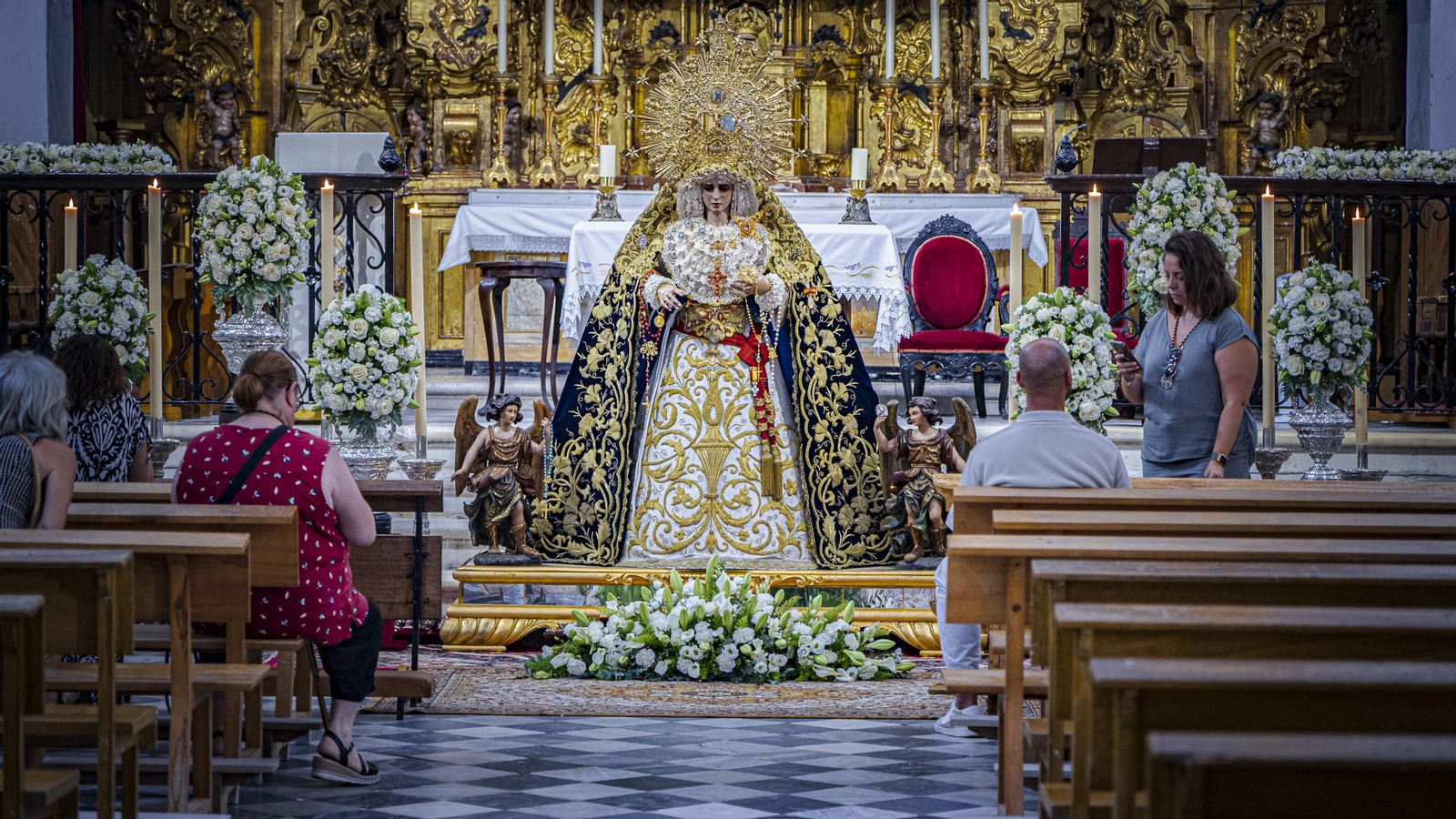 Primer día del besamanos extraordinario por el 75 aniversario del Dogma de la Asunción en Cádiz