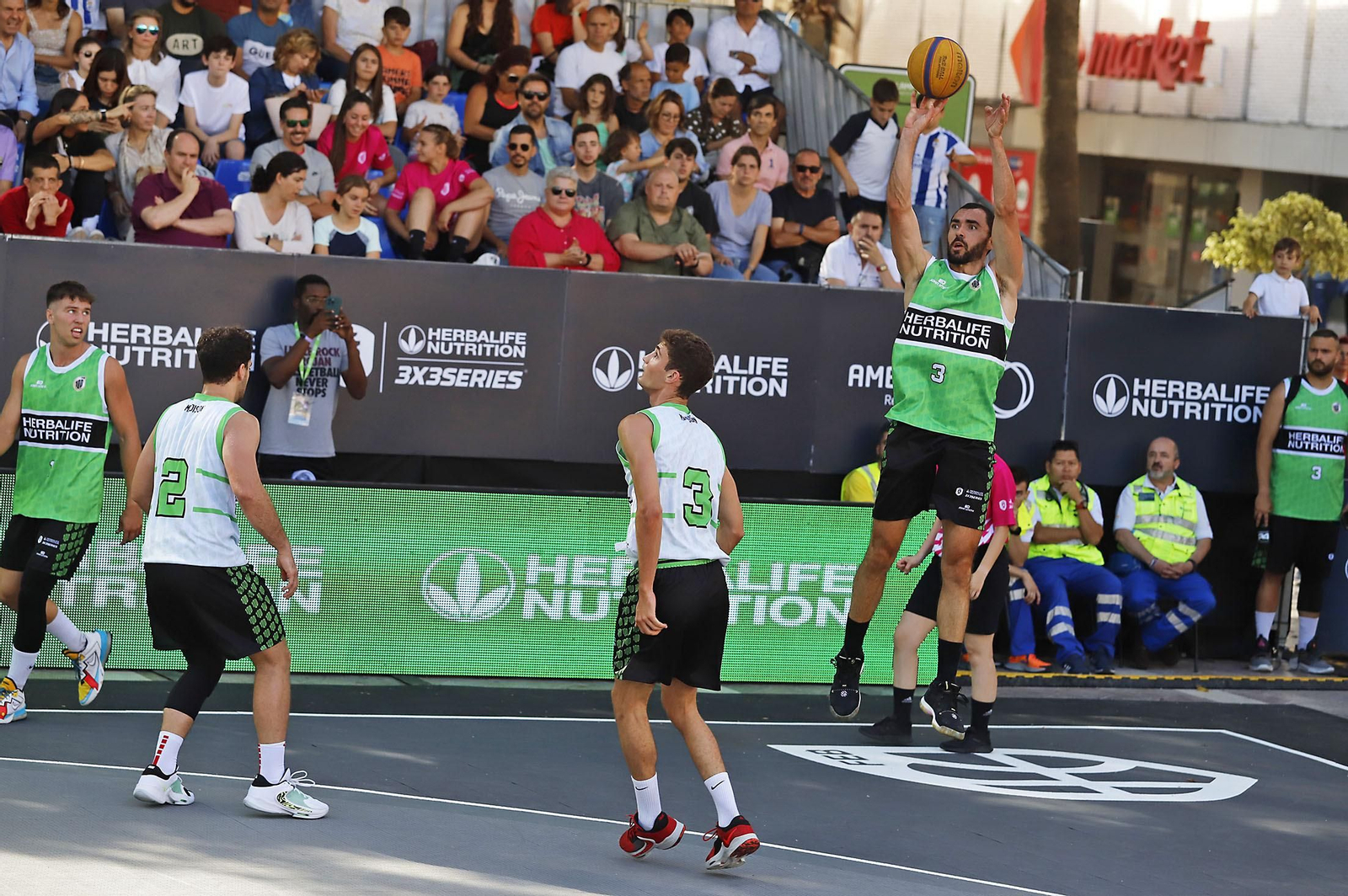 Imágenes del circuito Herbalife 3x3 de baloncesto en la Plaza de Las Monjas de Huelva