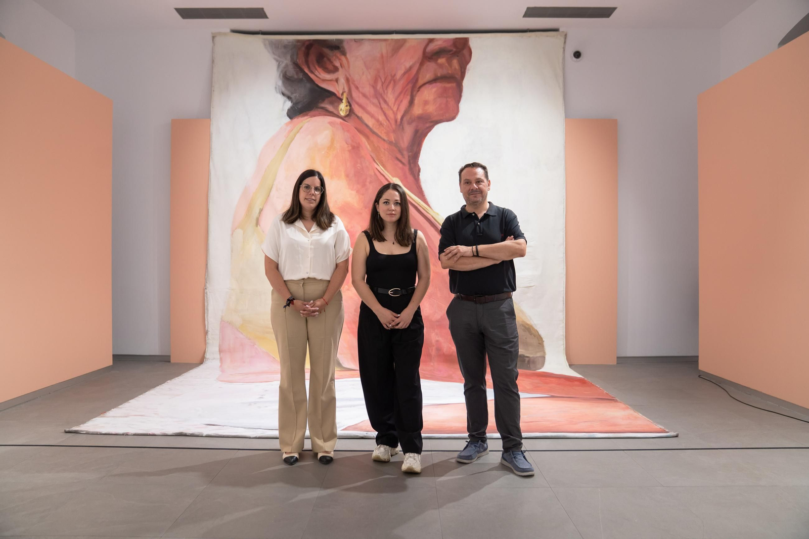 Almudena Morales, Virginia Bersabé y Juan Manuel Martín durante la presentación de la exposición en el MUREC.