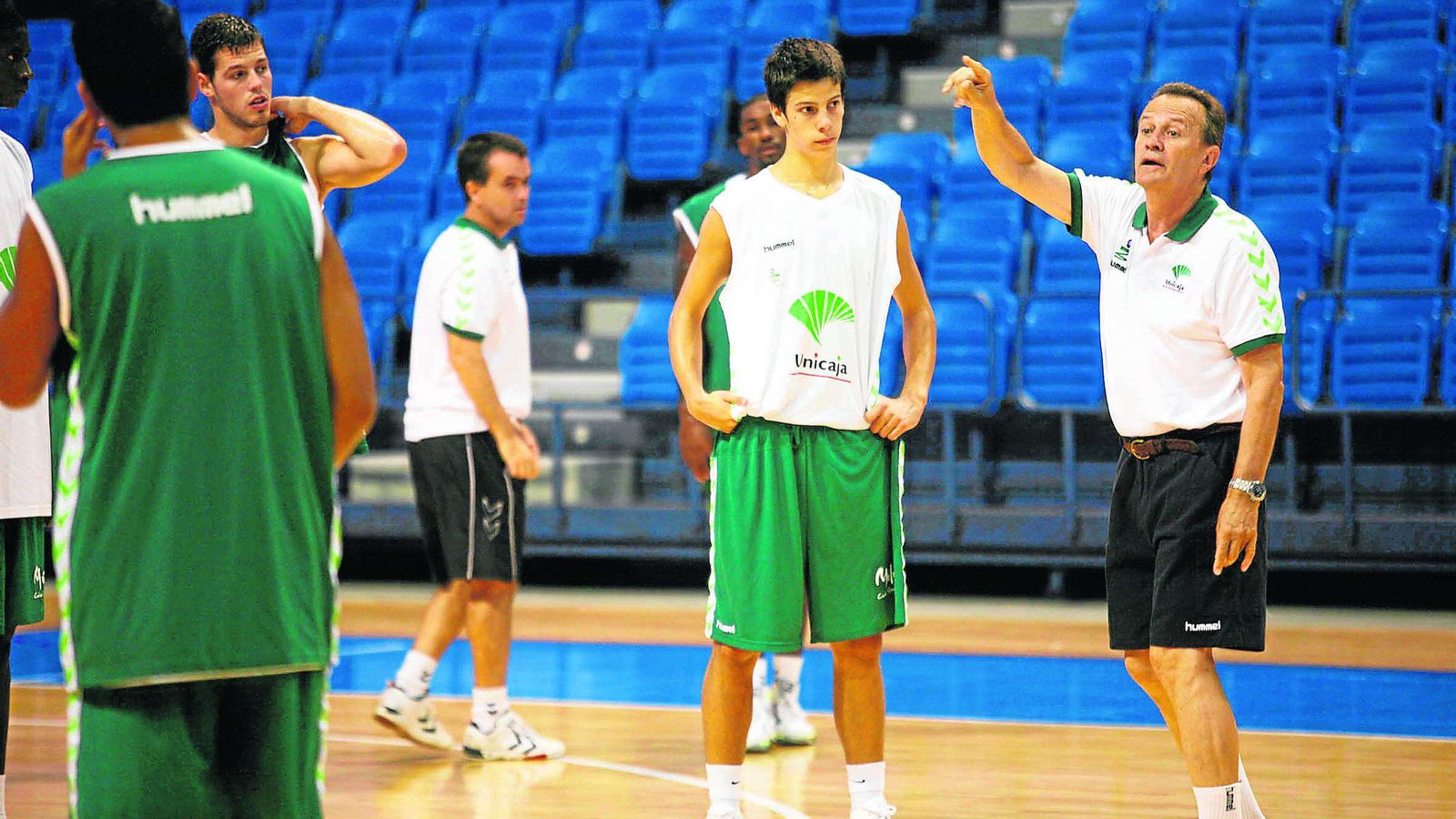 Luis Conde atiende a Aíto García Reneses.