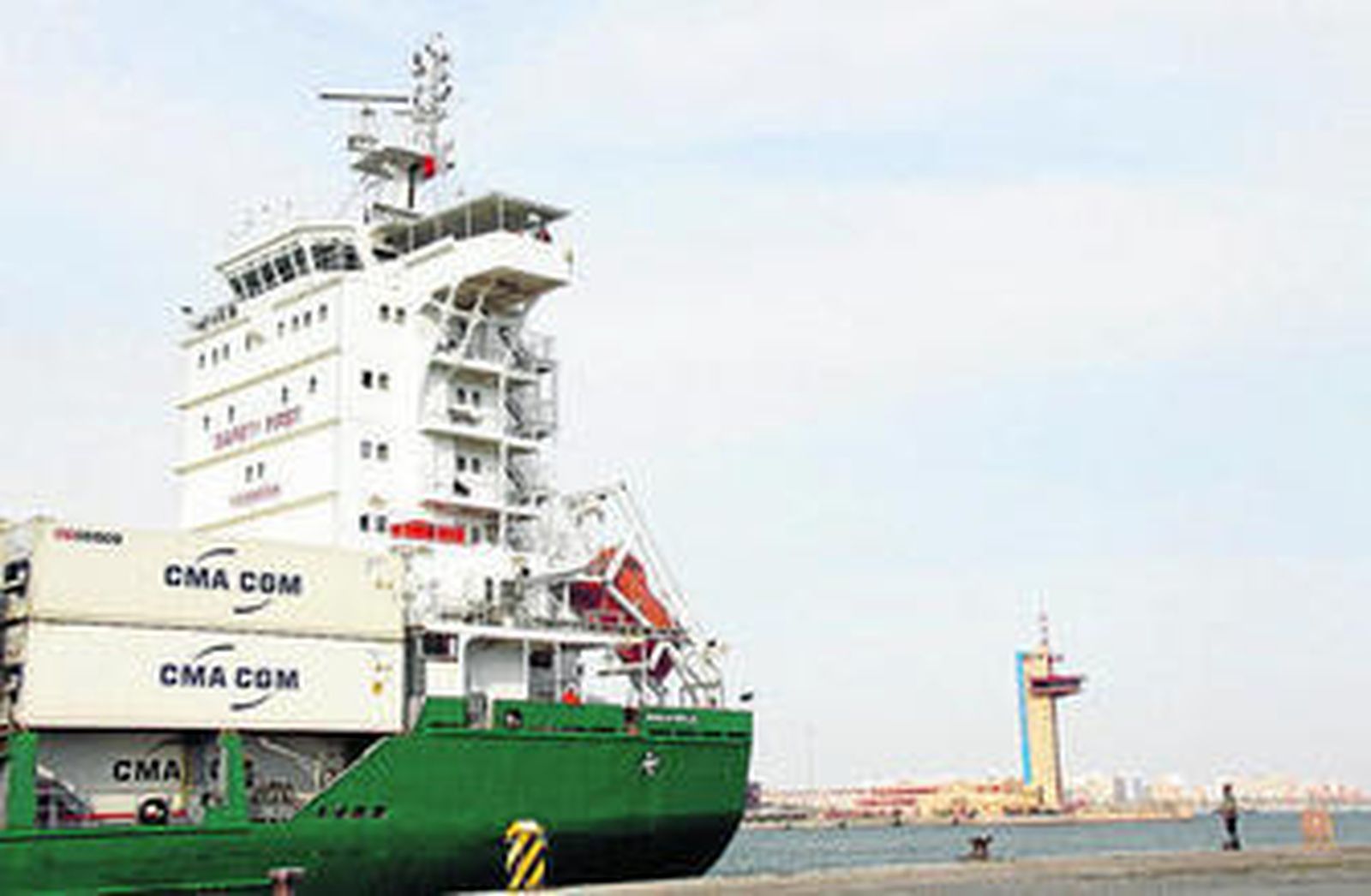 El primer buque de la naviera francesa CMA arribó ayer al Puerto de Almería pasadas las 19:00 horas.