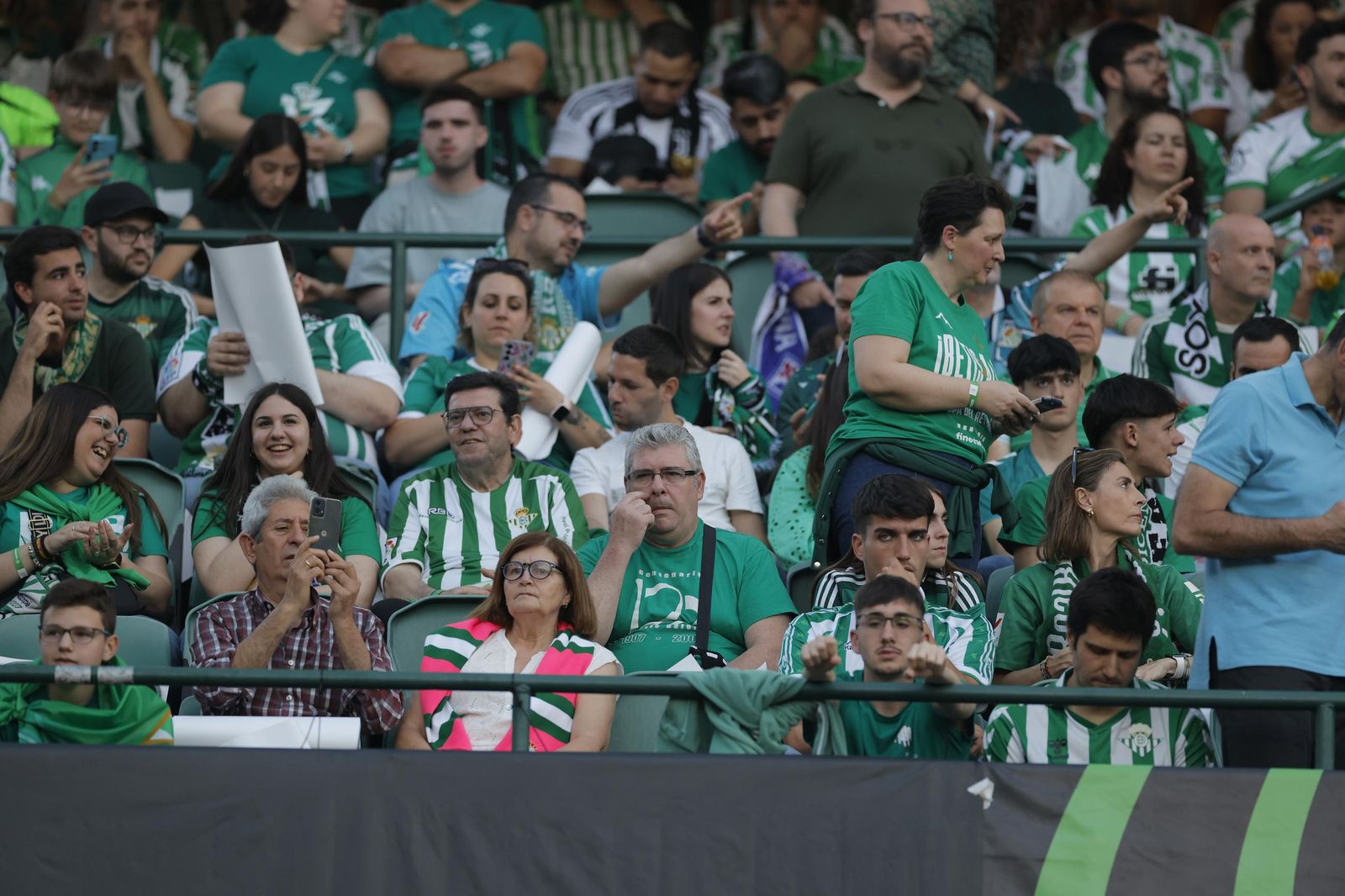 Búscate en las fotos del Betis - Fiorentina