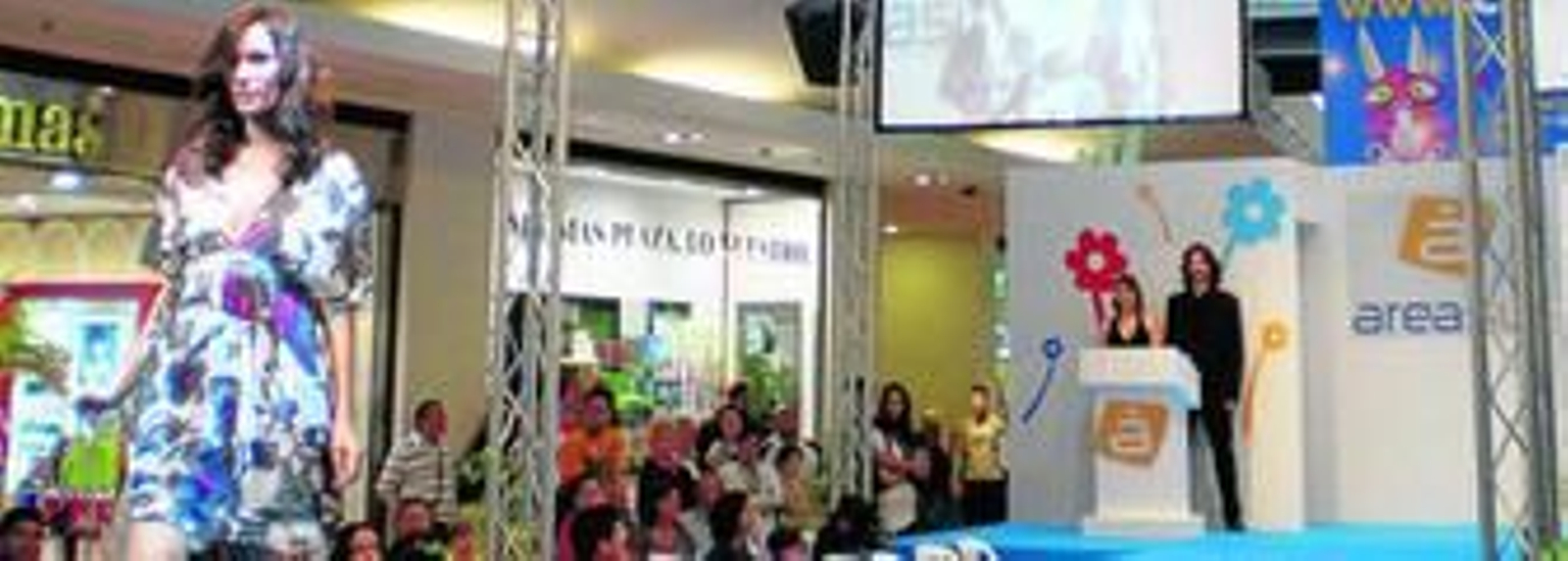 Imagen de una de las modelos desfilando durante la celebración de la muestra en el recinto comercial.
