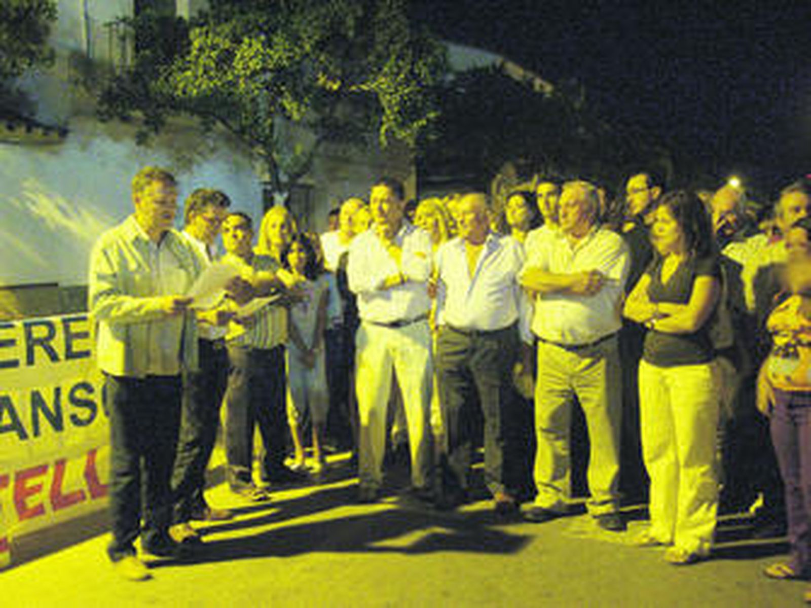 Vecinos de Guadalcacín concentrados la pasada madrugada del domingo.