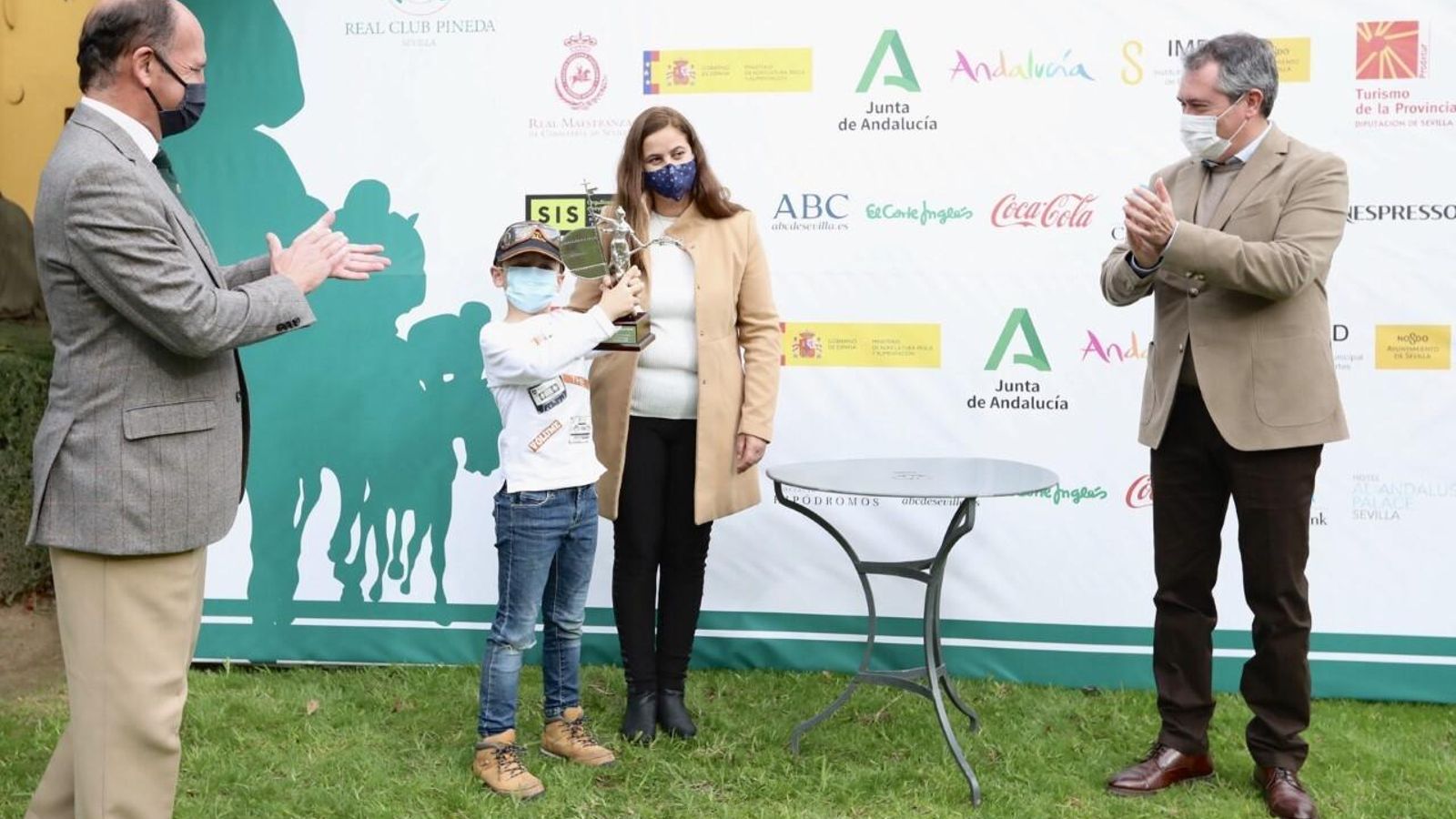 El alcalde de Sevilla y el presidente de Pineda entregan el Premio Ayuntamiento de Sevilla a los propietarios de la cuadra Maia Lidiador.