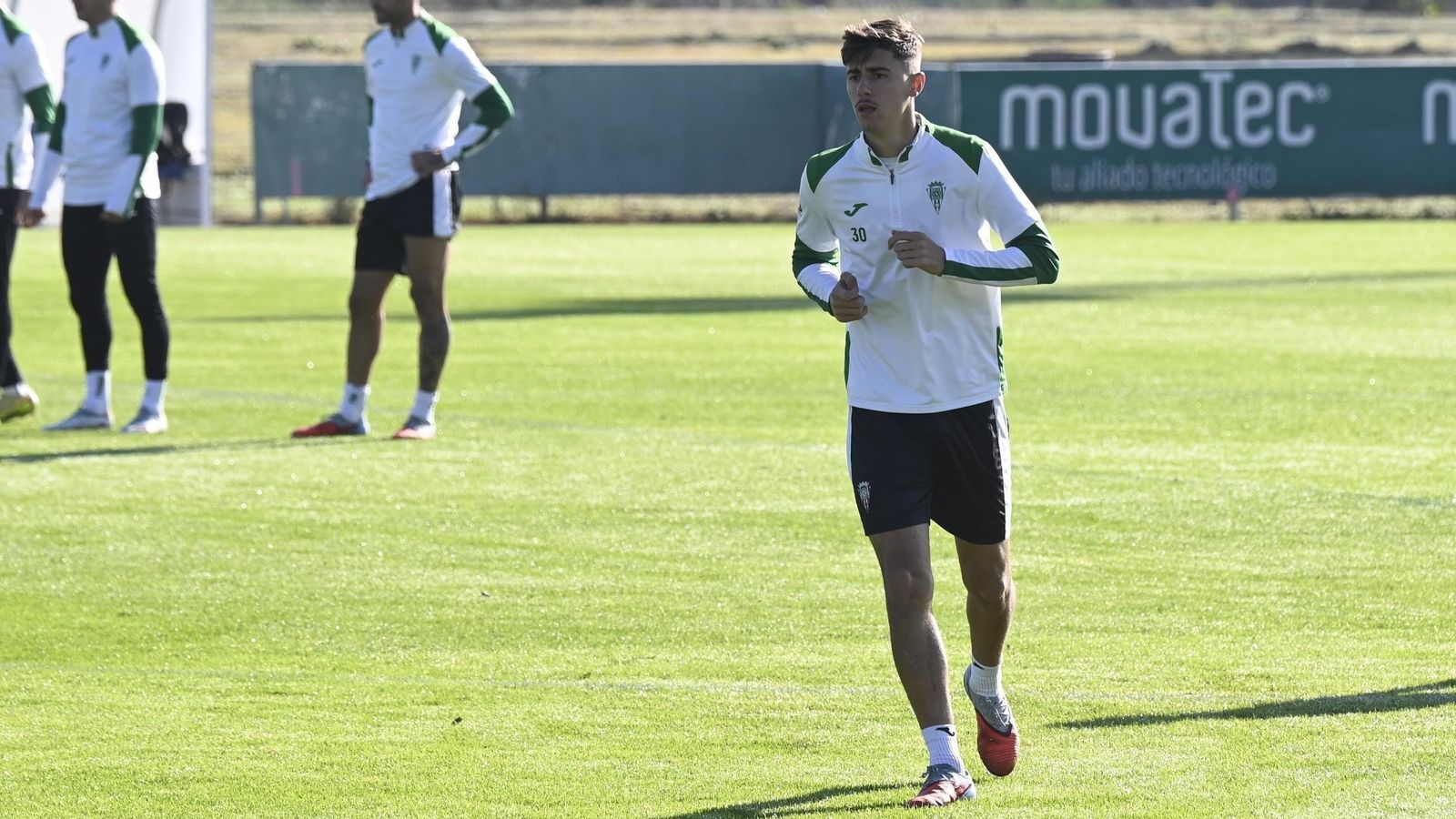 Dani Requena, que volverá al once inicial del Córdoba CF en Leganés, corre en un entrenamiento.