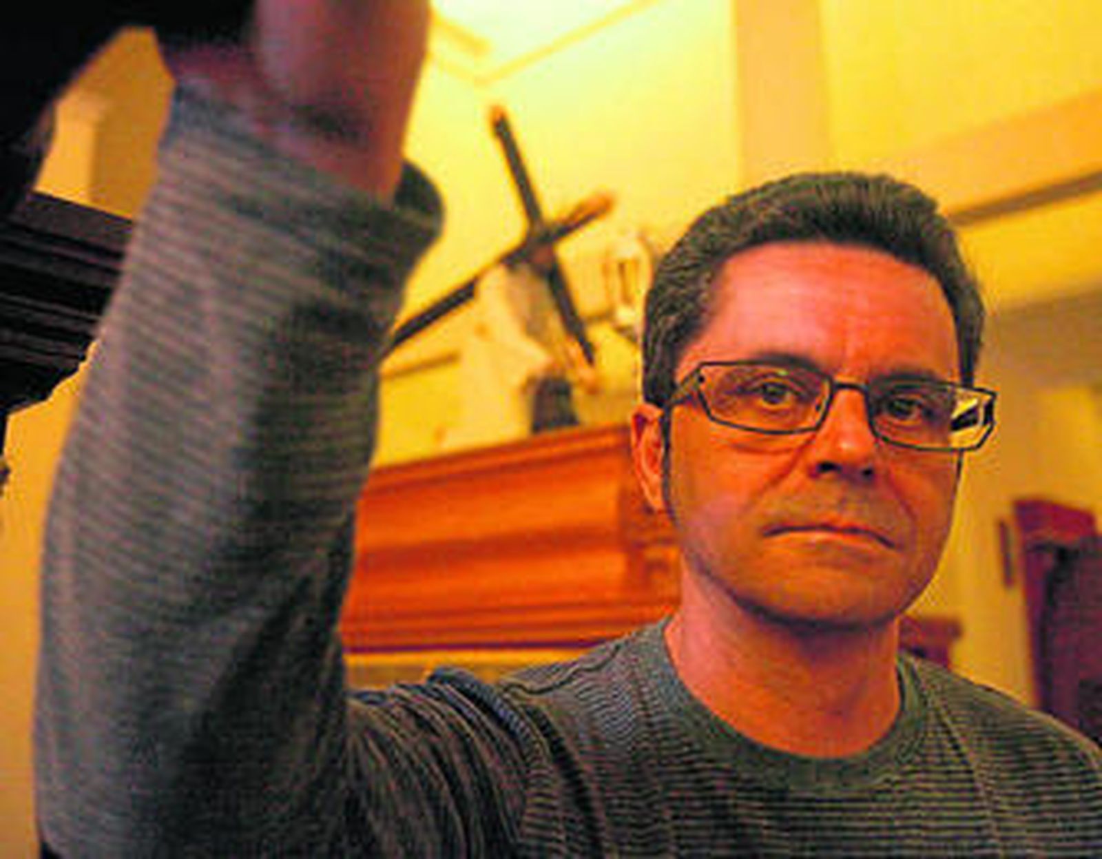 José Valero junto al Cristo de las Tres Caídas.