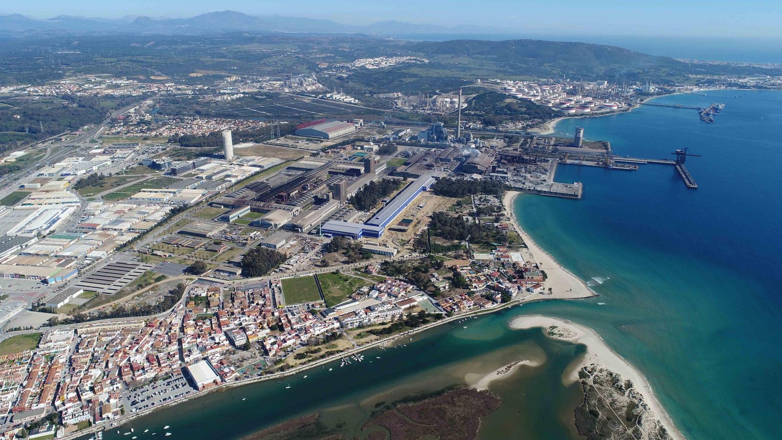 Vista aérea de la factoría de Acerinox Europa, en Palmones