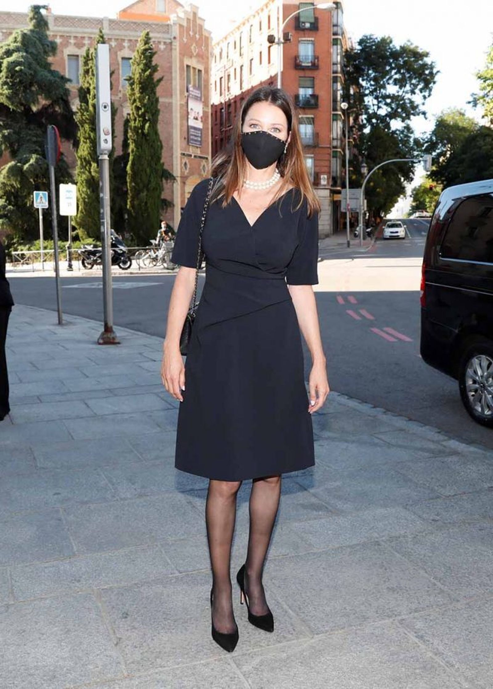 Esther Doña, a su llegada al funeral de su marido, Carlos Falcó, fallecido el 20 de marzo de 2020.