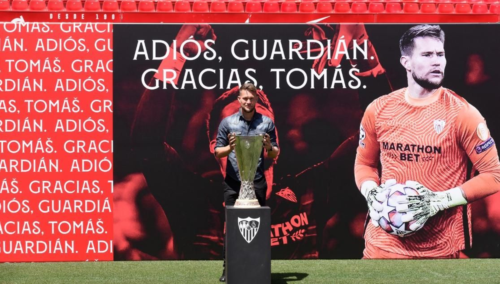 Vaclík posa con la Europa League en su despedida.