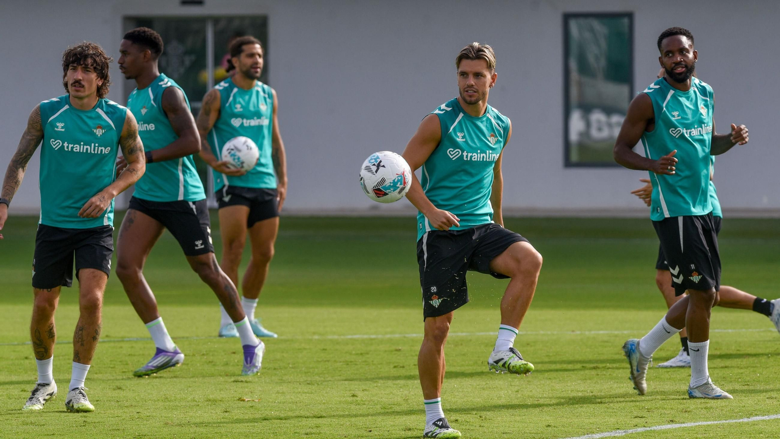 Lo Celso, Bellerín y Bakambu en el entrenamiento previo al encuentro contra el Celta de Vigo.