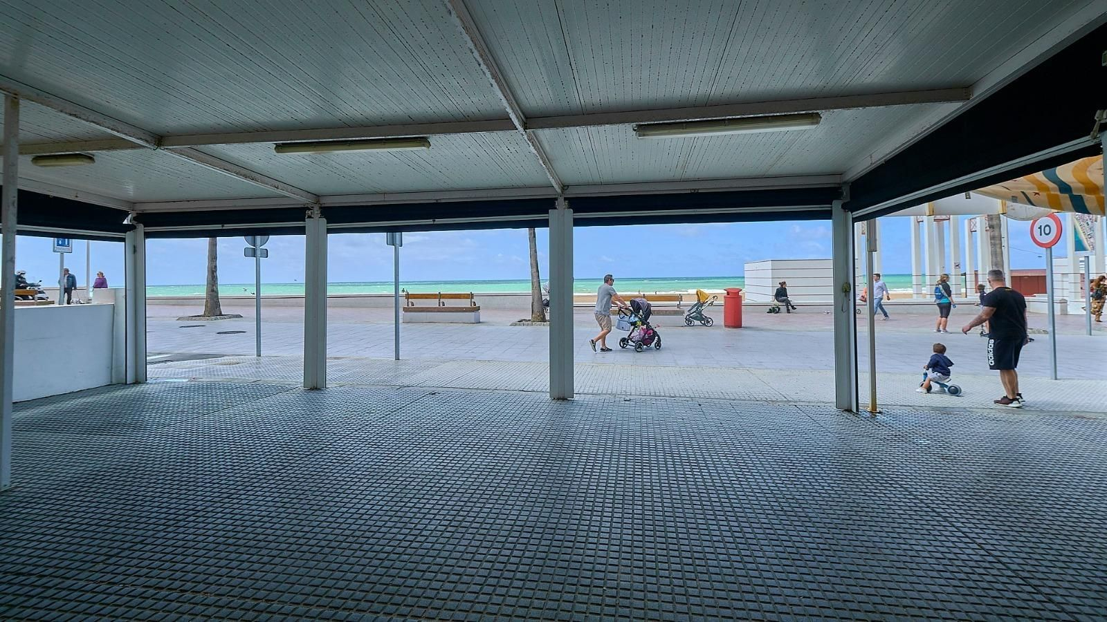 Terrazas cerradas en el Paseo Marítimo de Cádiz.