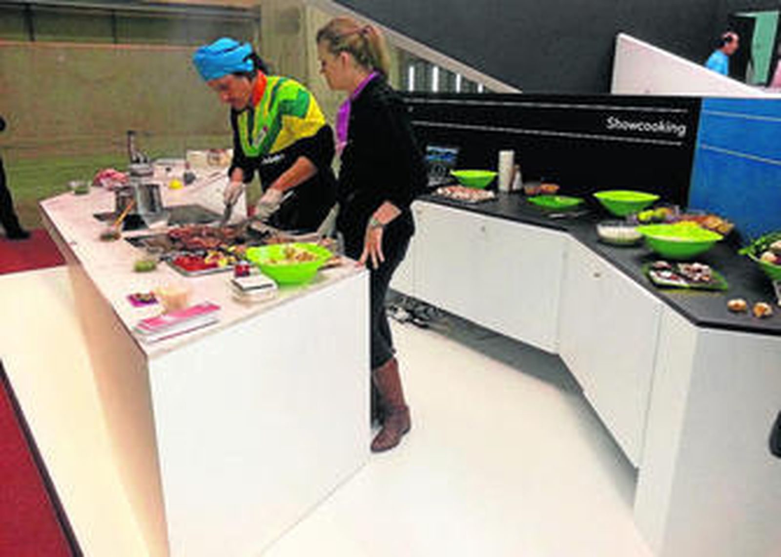 Área de showcooking con encimeras de la colección Solid Collection de Dekton.