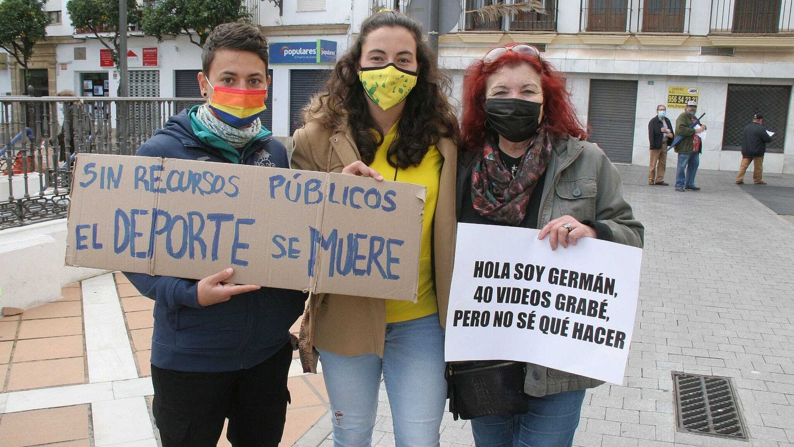 Los manifestantes han portado carteles reivindicativos durante la marcha.