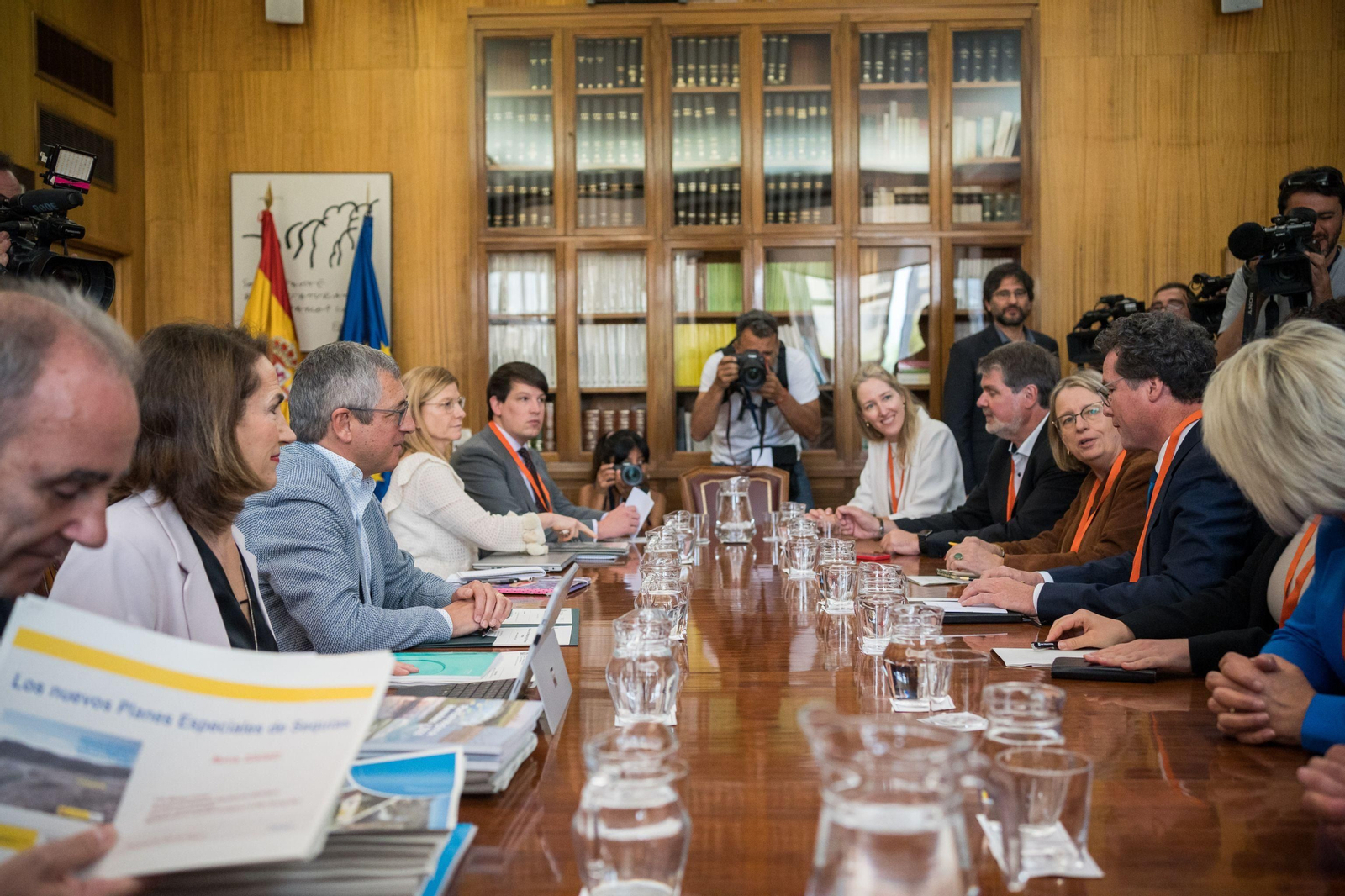 Los parlamentarios alemanes reunidos este lunes con el secretario de Estado de Medio Ambiente, Hugo Morán.