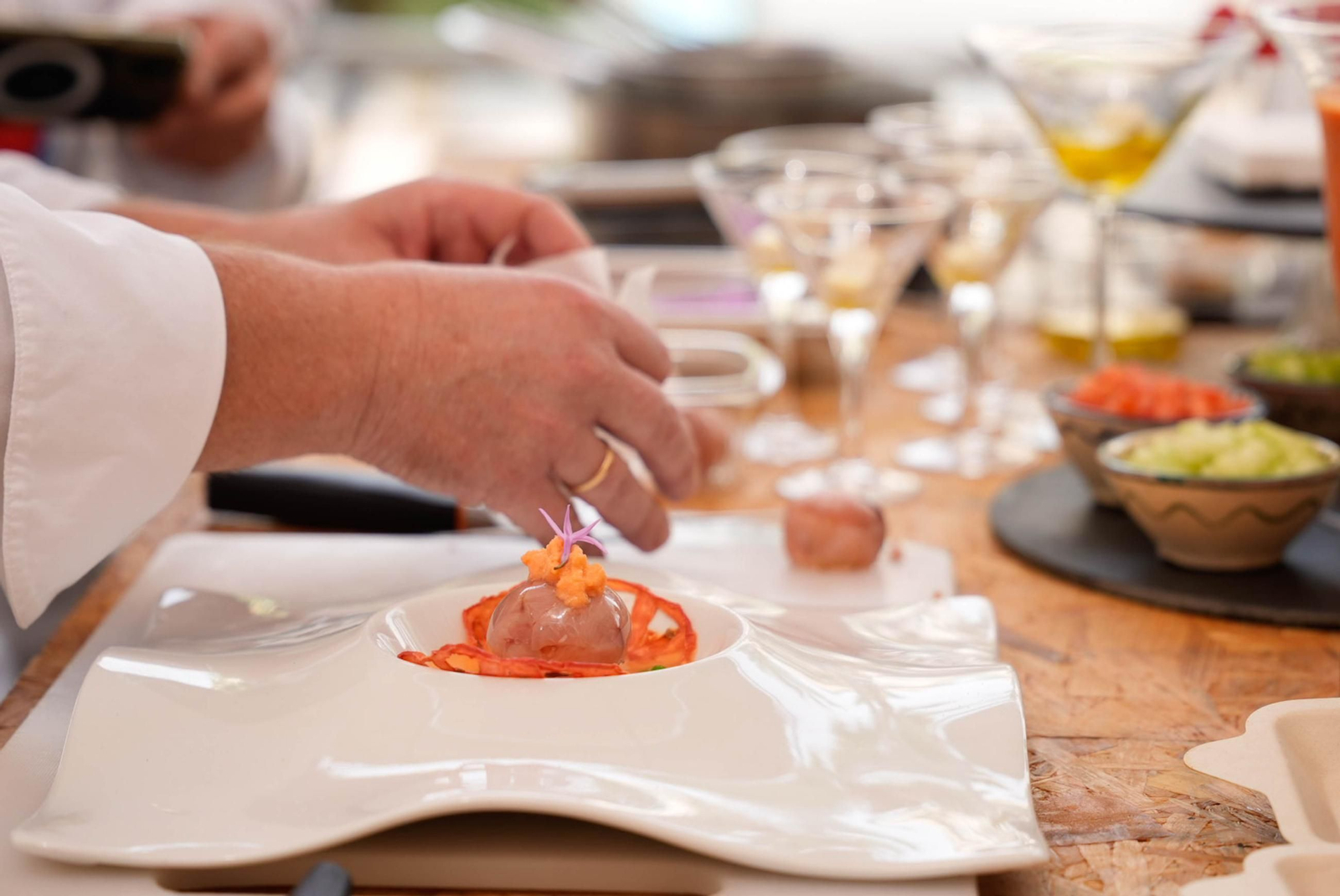 La Cofradía del Tomate y la semifinal del concurso gastronómico de la Feria de Almería, en imágenes