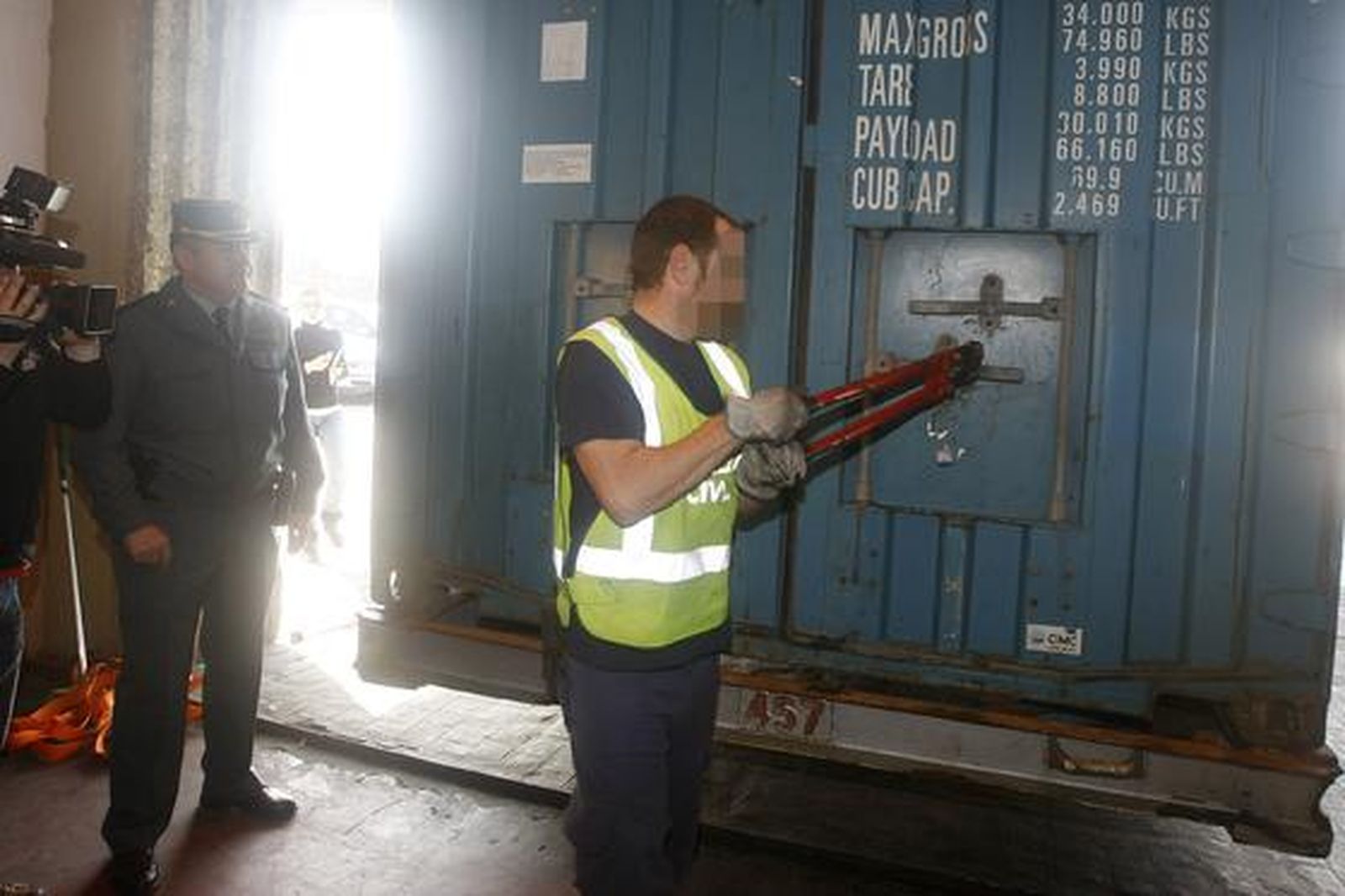 La Guardia Civil interviene 4.800 kilos de hachís en un contenedor en el muelle de Cádiz. 

Foto: Jose Braza