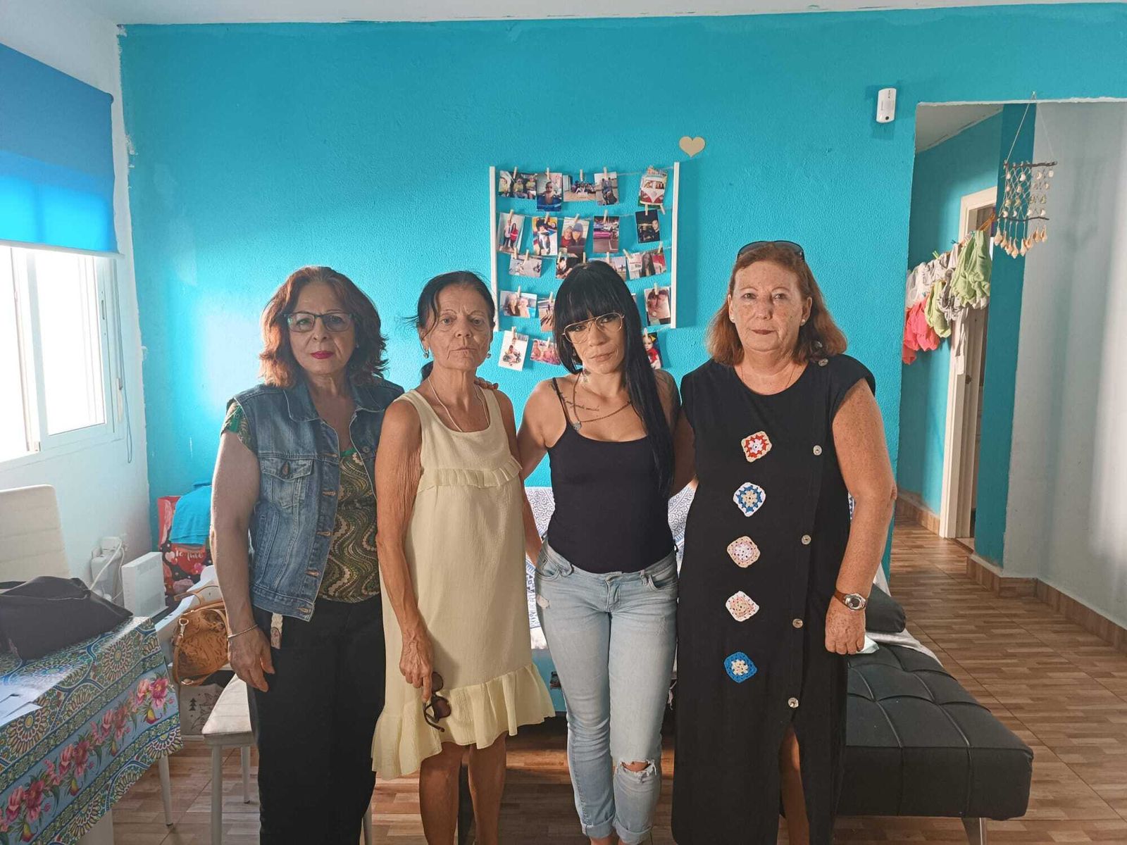 Carmen Ocaña, junto a algunas de las miembros de Mujeres de Acero, en la vivienda donde reside.