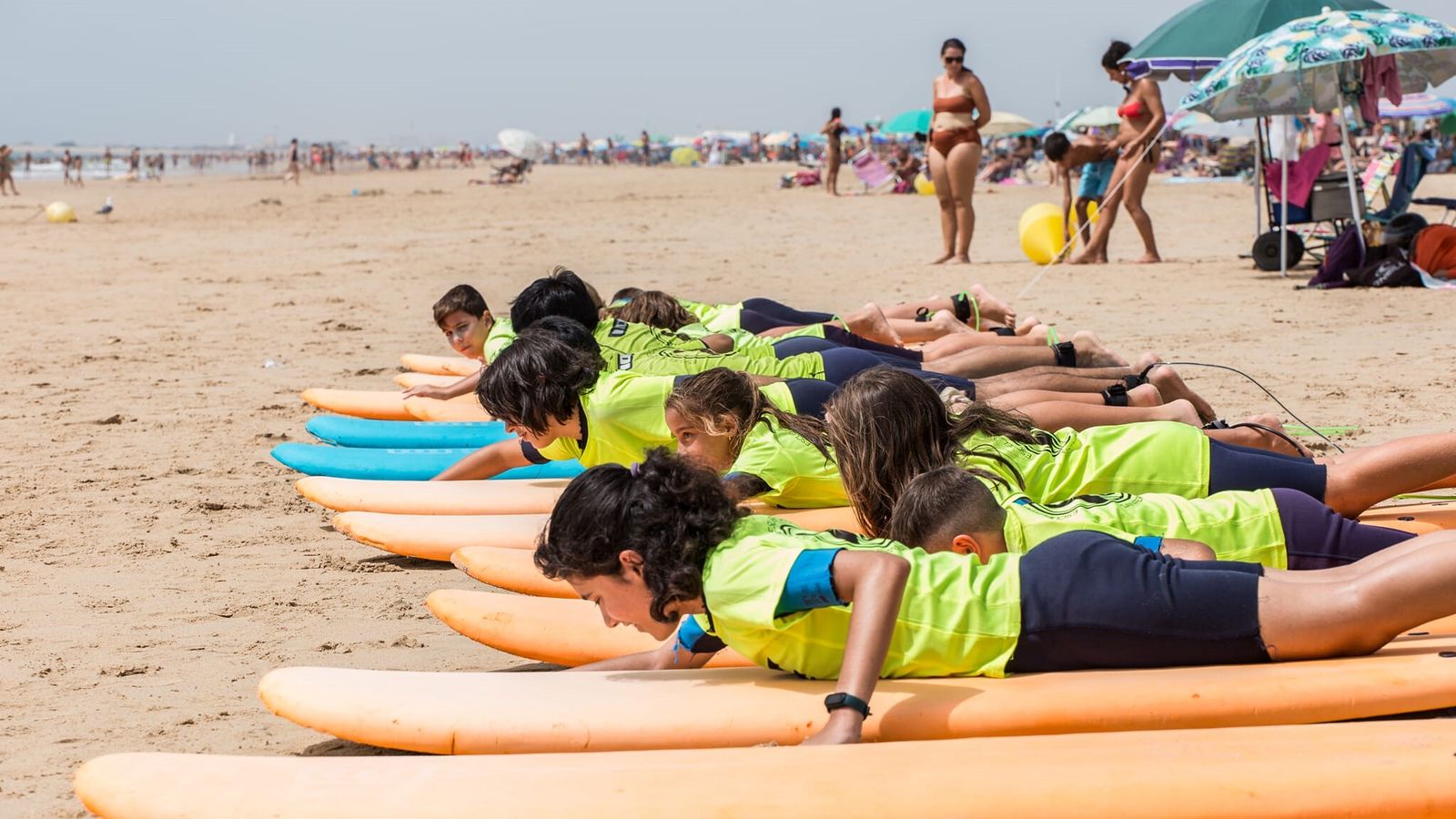 Jóvenes participantes en los talleres, aprendiendo a moverse sobre una tabla, en una imagen publicada por el Ayuntamiento isleño en sus redes.