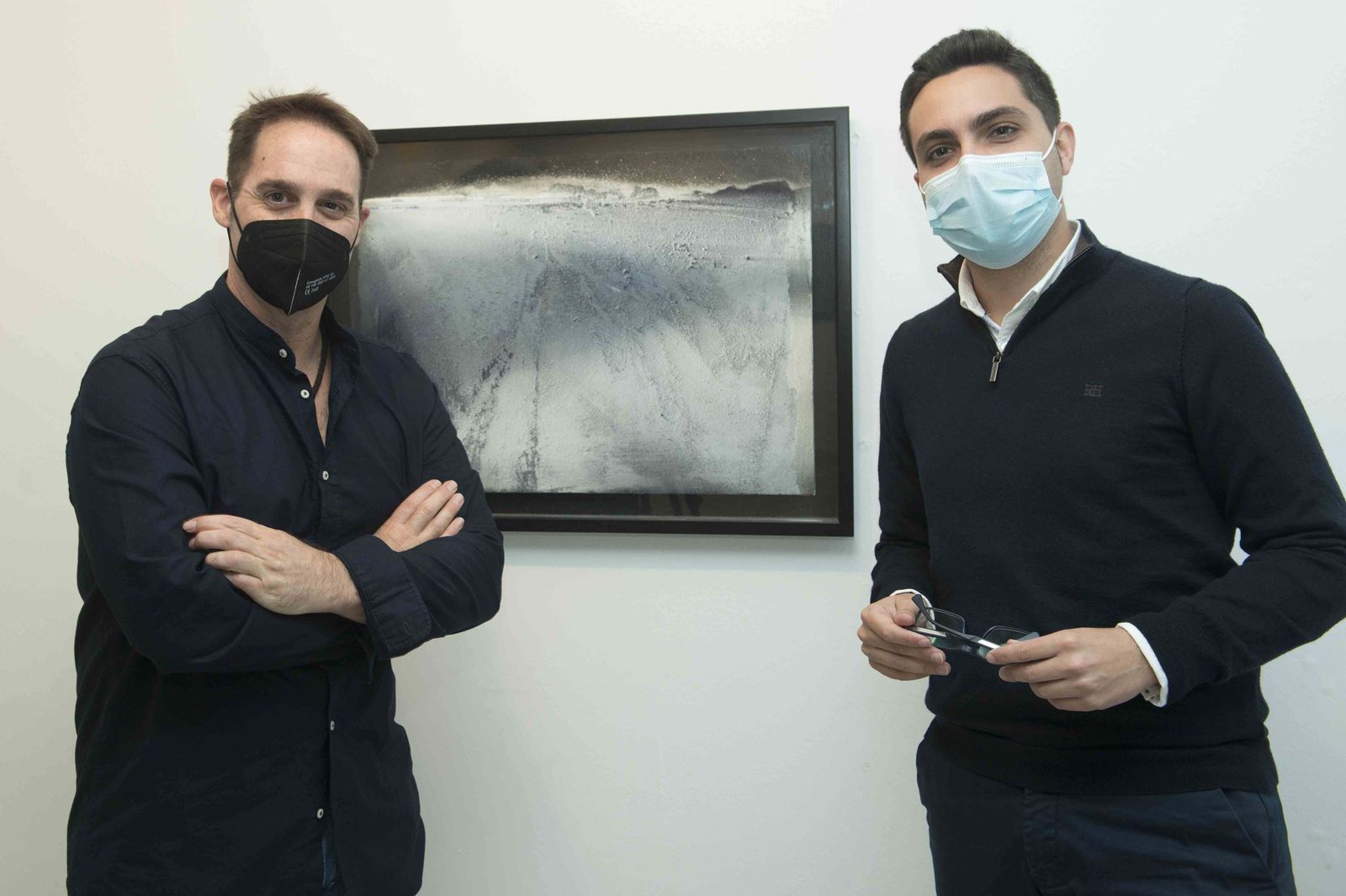 David Saborido y Antonio González, diputado de Cultura, en la presentación hoy de la exposición del pintor jerezano.
