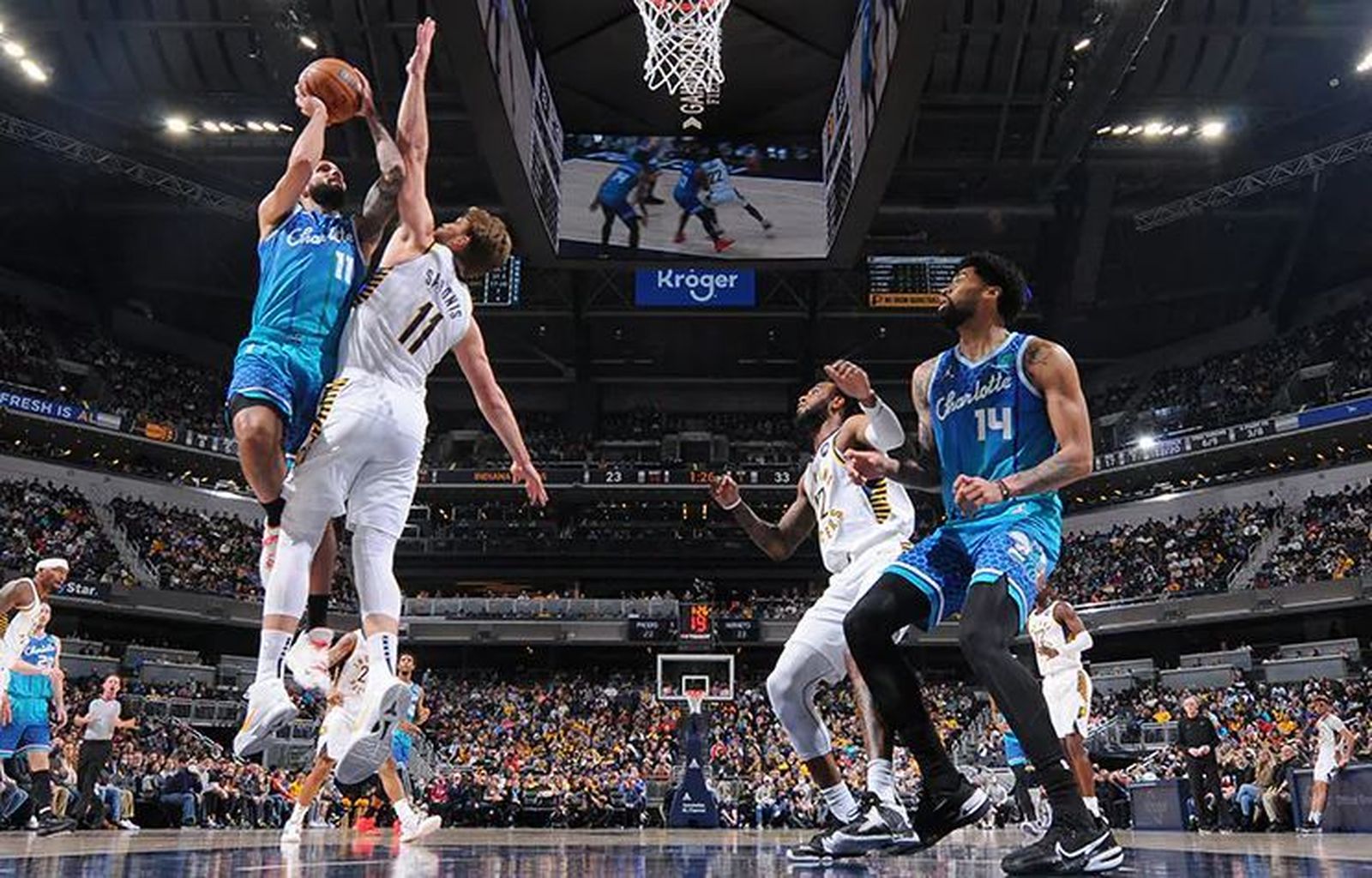 Domas Sabonis intenta taponar a un rival.